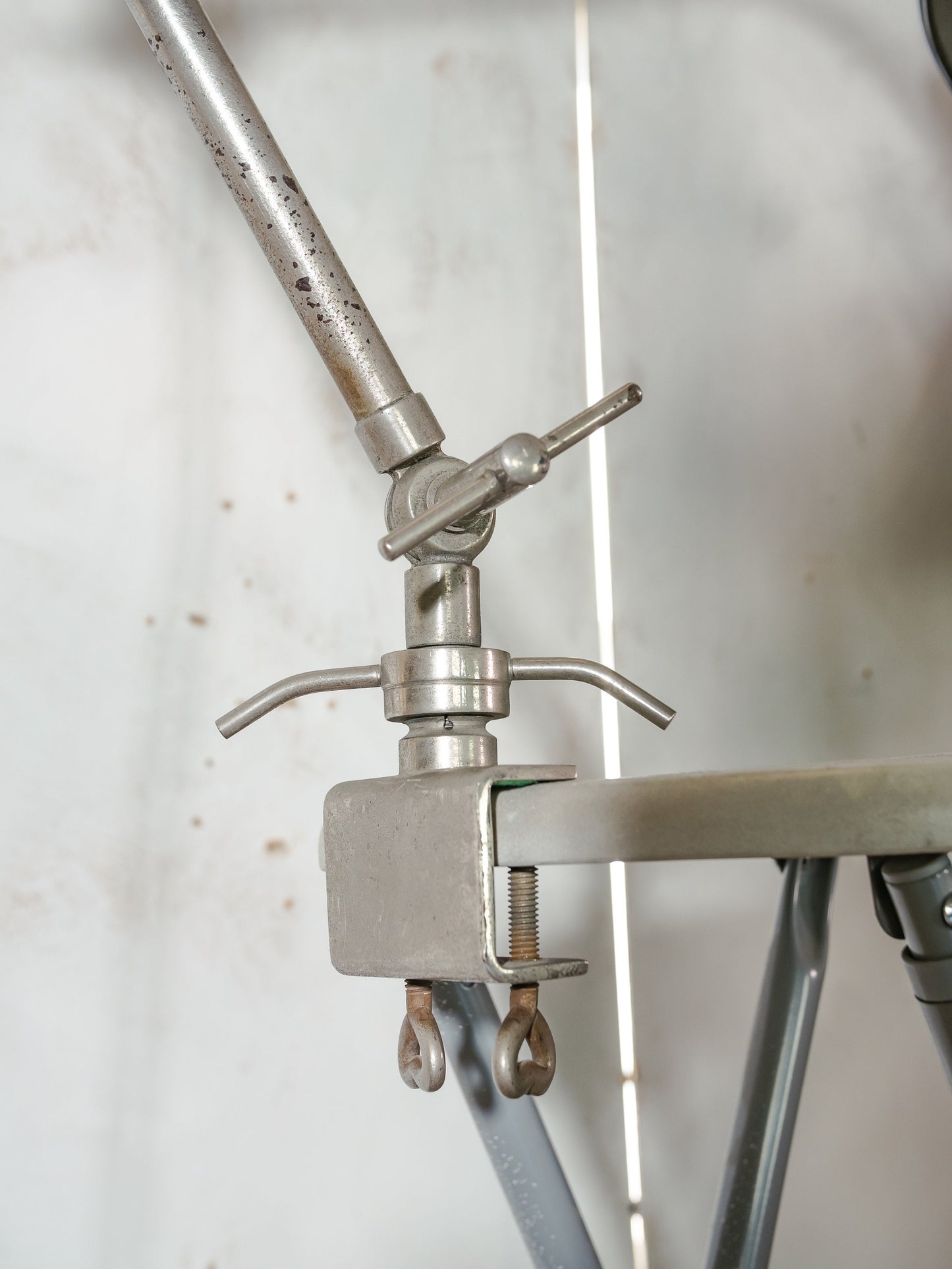 HALA ZEIST Klemlamp H. Busquet jaren 50, Tafellamp, Chroom en zwart, Unieke antieke Bauhaus fabriekswerkplaatslamp