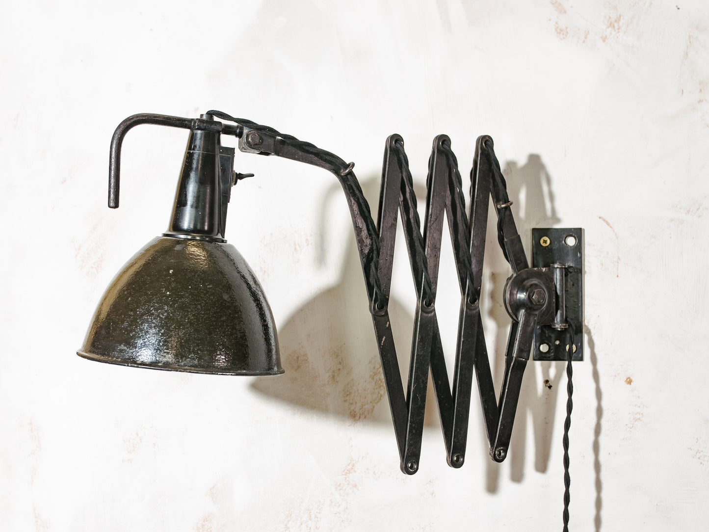 Antieke schaarlamp van Wilhelm Bader Wagenfeld uit de jaren 30, zwarte werkplaatslamp, unieke en zeldzame wandharmonicalamp, Bauhaus-emaille lampenkap