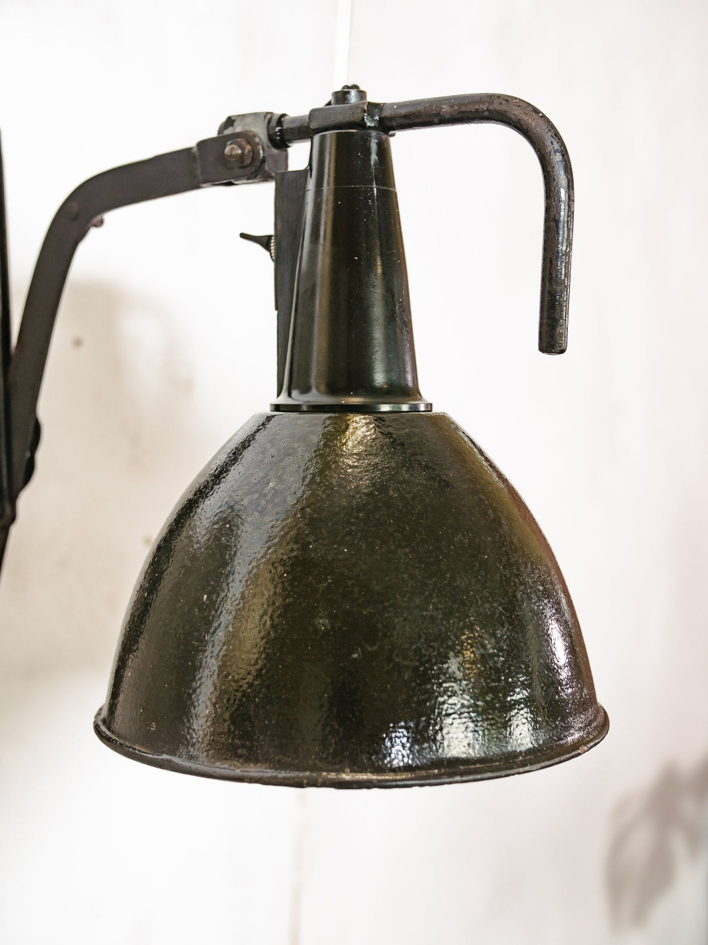 Antieke schaarlamp van Wilhelm Bader Wagenfeld uit de jaren 30, zwarte werkplaatslamp, unieke en zeldzame wandharmonicalamp, Bauhaus-emaille lampenkap