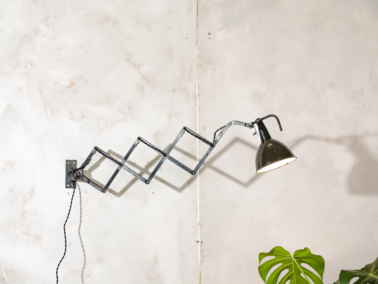 Antieke schaarlamp van Wilhelm Bader Wagenfeld uit de jaren 30, zwarte werkplaatslamp, unieke en zeldzame wandharmonicalamp, Bauhaus-emaille lampenkap