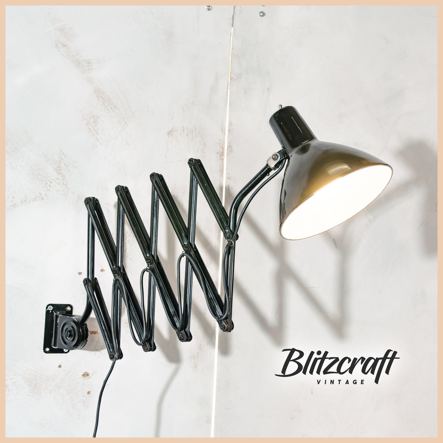 Grote schaarlamp uit de jaren 60 van Hala Zeist, Model 110 Zwarte fabriekslamp, wandmontage harmonicalampen, Bauhaus lampenkap, accordeon wandlamp
