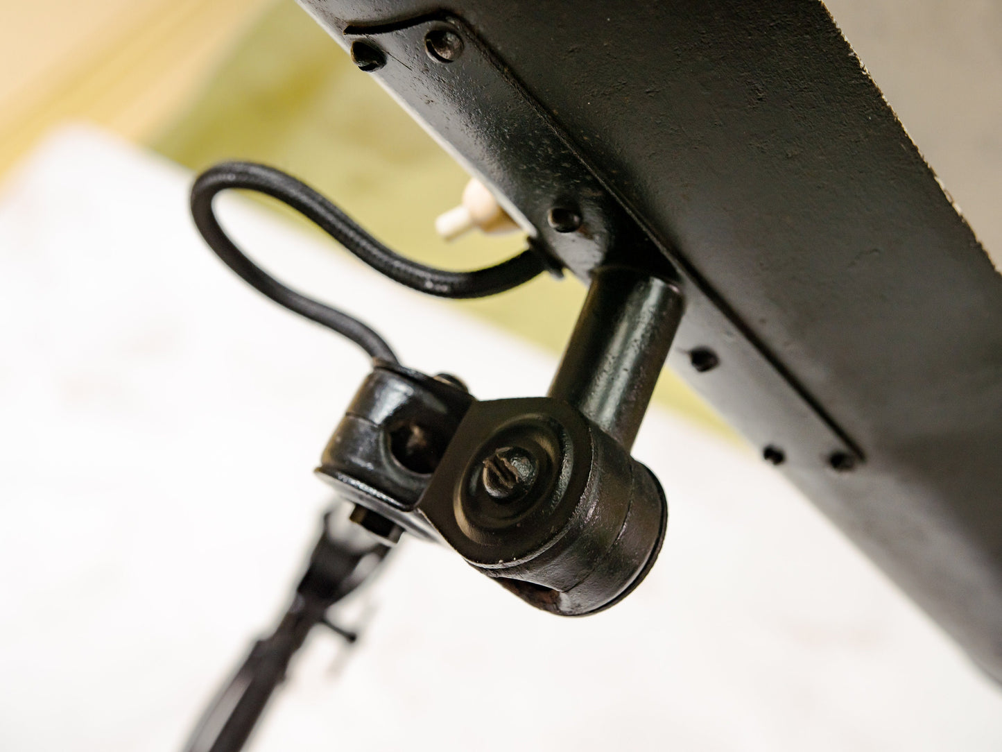 Zeldzame antieke bankierslamp van Hala uit de jaren 30, vintage werkplaatslamp, verstelbare zwenkarm juwelierslamp, Bauhaus klemlamp periode lampenkap