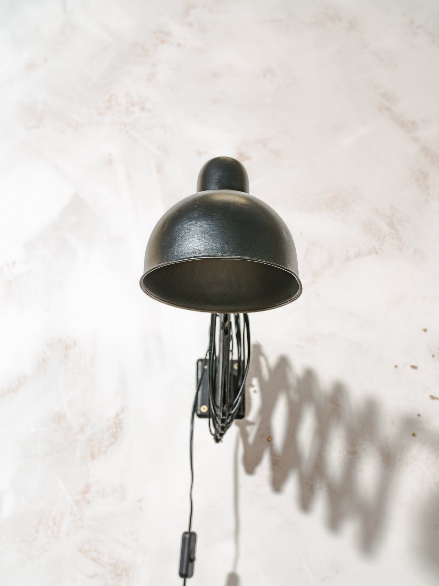 Zwarte schaarlamp van ADEM uit de jaren 40, zeldzame wandaccordeonlamp, harmonicaverlichting, lampen van Nederlands design