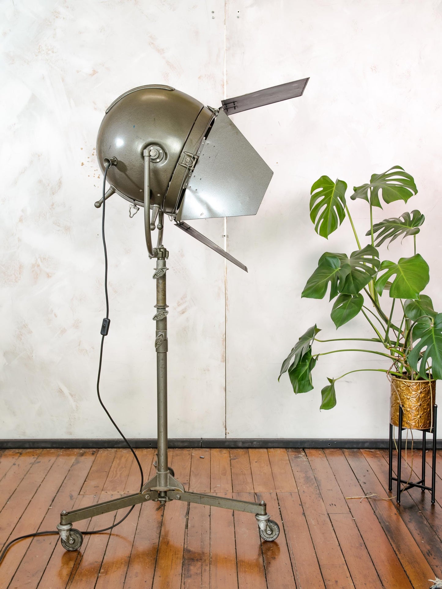 Mole Richardson 612 Sputnik Hollywood Film Spotlight op M&R Rolling Tripod, zeldzame tv-projector uit de jaren 50, gemaakt in Engeland, unieke vintage lamp