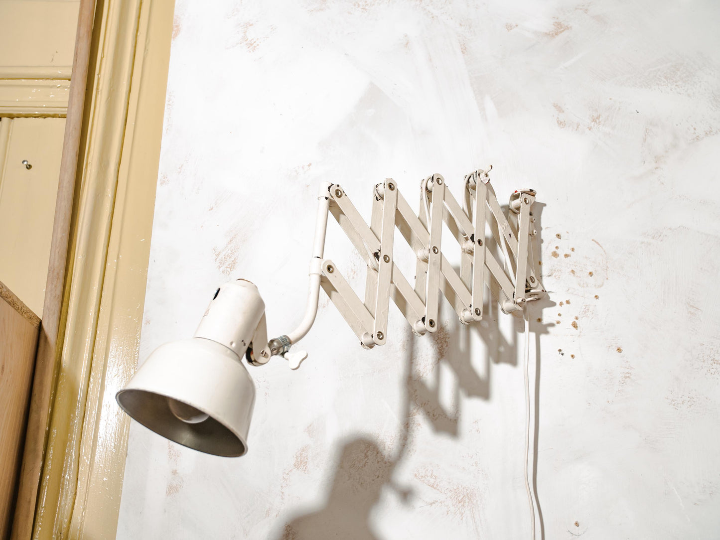 White painted Scissor Lamp by SIS Germany with Patina, Pull out Harmonica Light, Industrial style interior Lighting 1960s