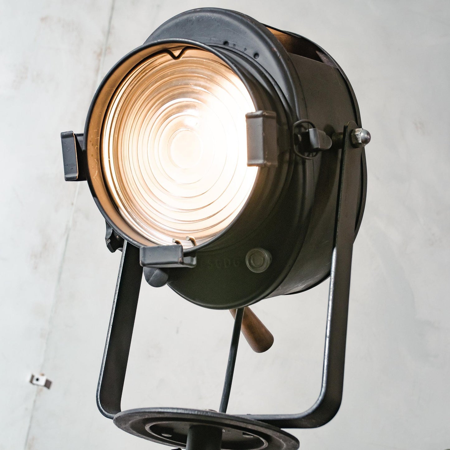 Industriële Theater Staande lamp Zwart 1950s AE Cremer Paris Filmprojector op Verstelbaar Statief, Loftverlichting | Franse Antieke Spotlight
