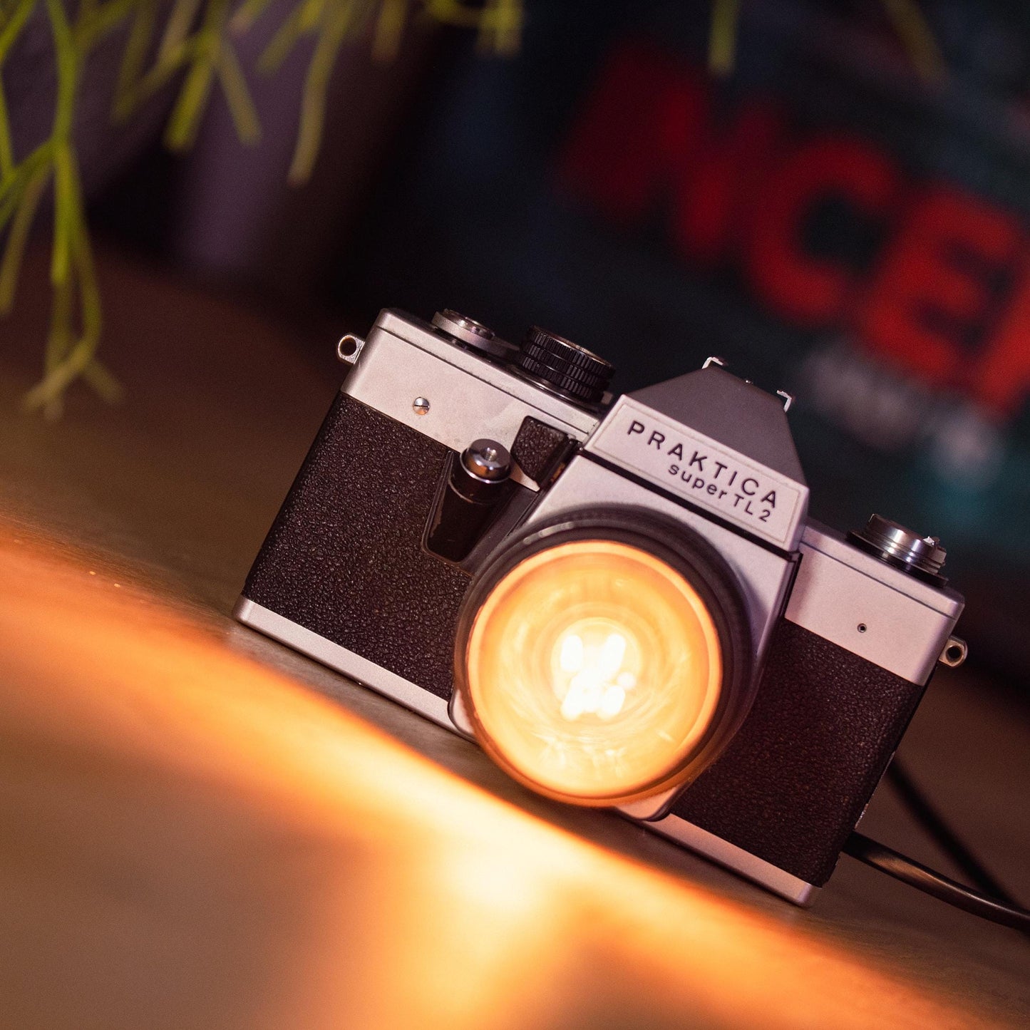 Fotocameralamp, Praktica Super TL2 1970s Cameralamp upcycled SLR in Bedside lamp, Uniek cadeau Fotografie, Unieke verlichting