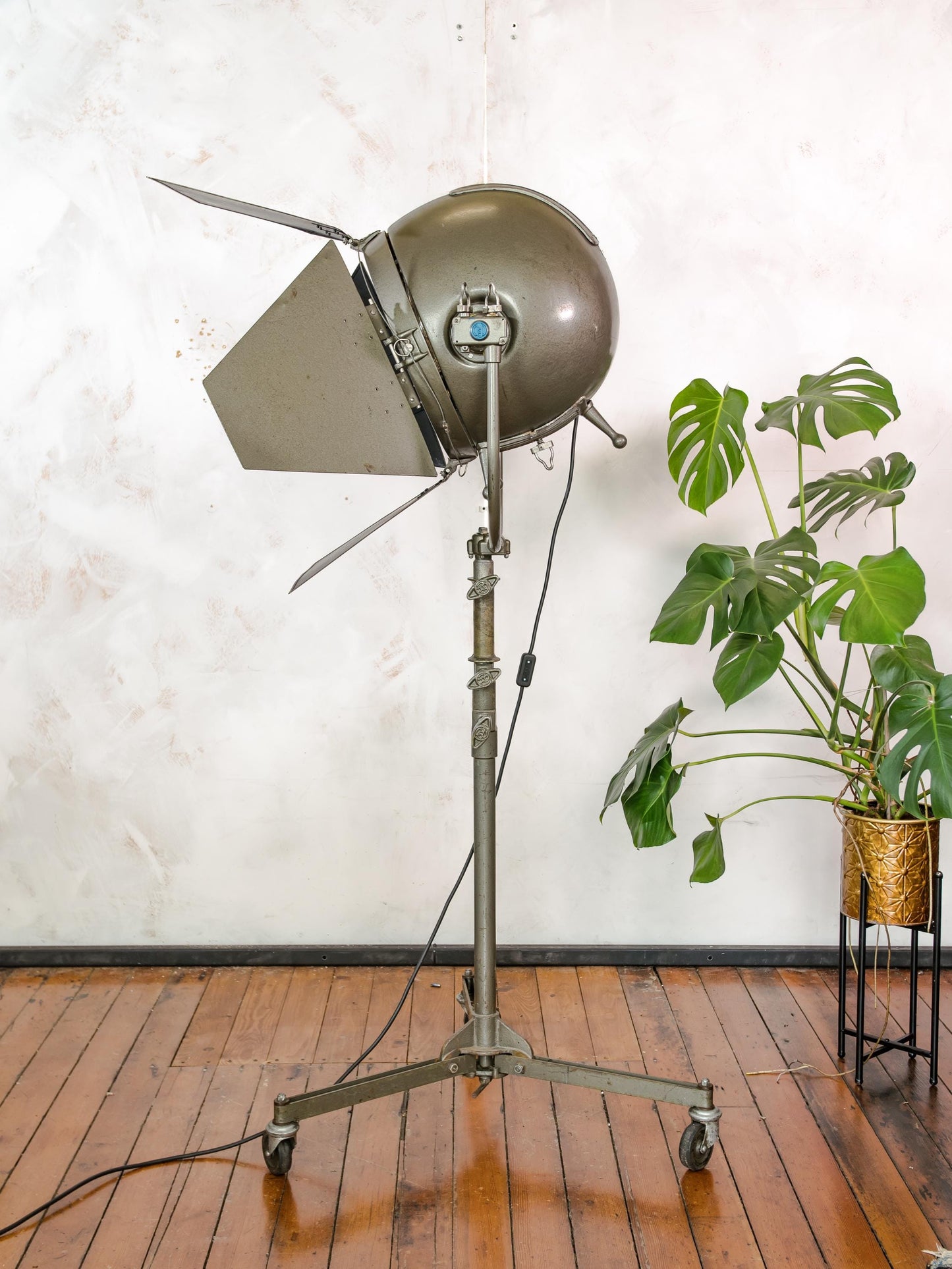 Mole Richardson 612 Sputnik Hollywood Film Spotlight op M&R Rolling Tripod, zeldzame tv-projector uit de jaren 50, gemaakt in Engeland, unieke vintage lamp
