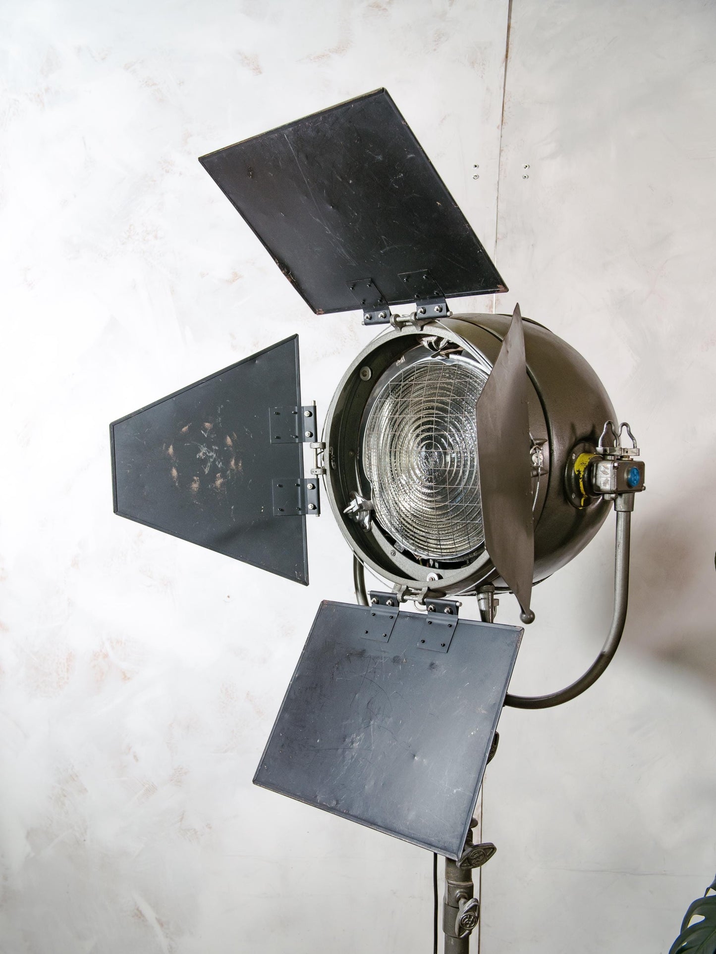Mole Richardson 612 Sputnik Hollywood Film Spotlight op M&R Rolling Tripod, zeldzame tv-projector uit de jaren 50, gemaakt in Engeland, unieke vintage lamp