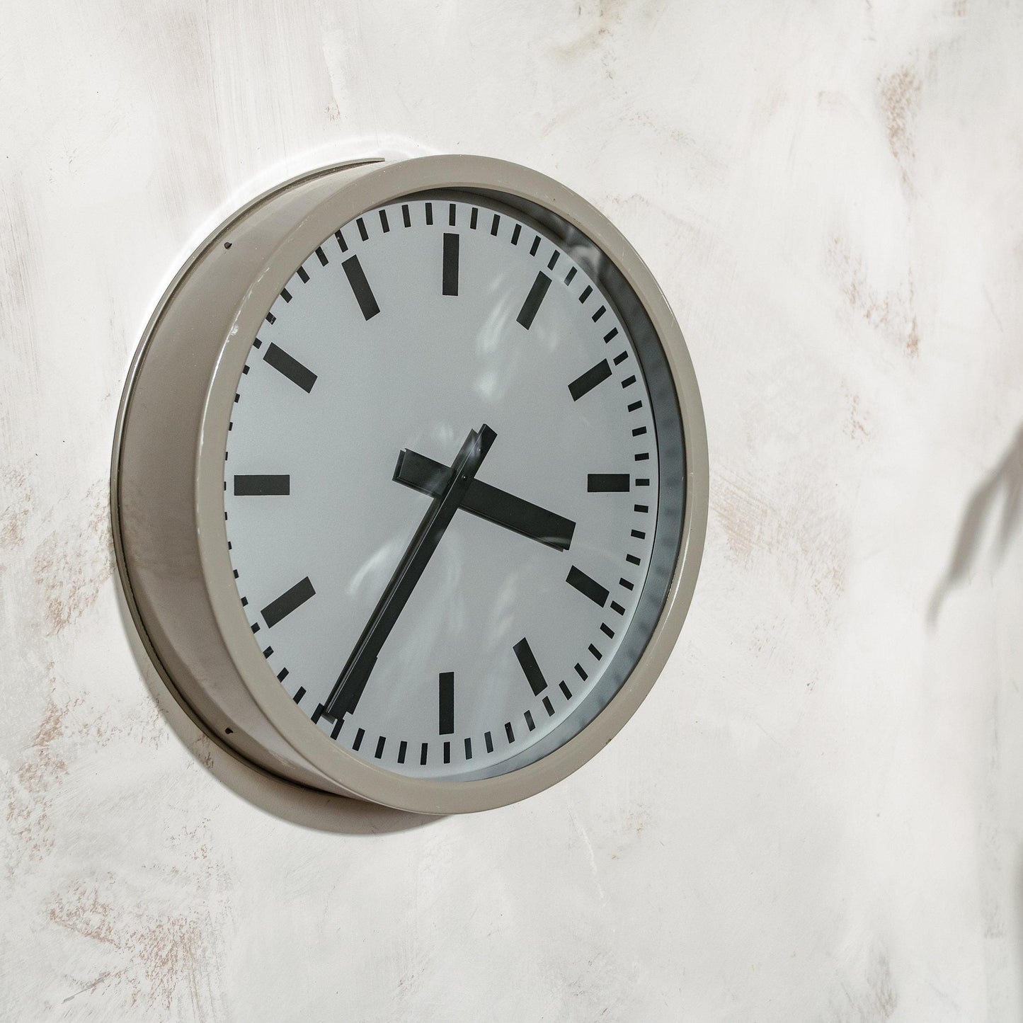 1970s Wall Clock Industrial Design used by PTT Netherlands, Quartz Mechanism, Diameter 34CM, Vintage School clock Timekeeper