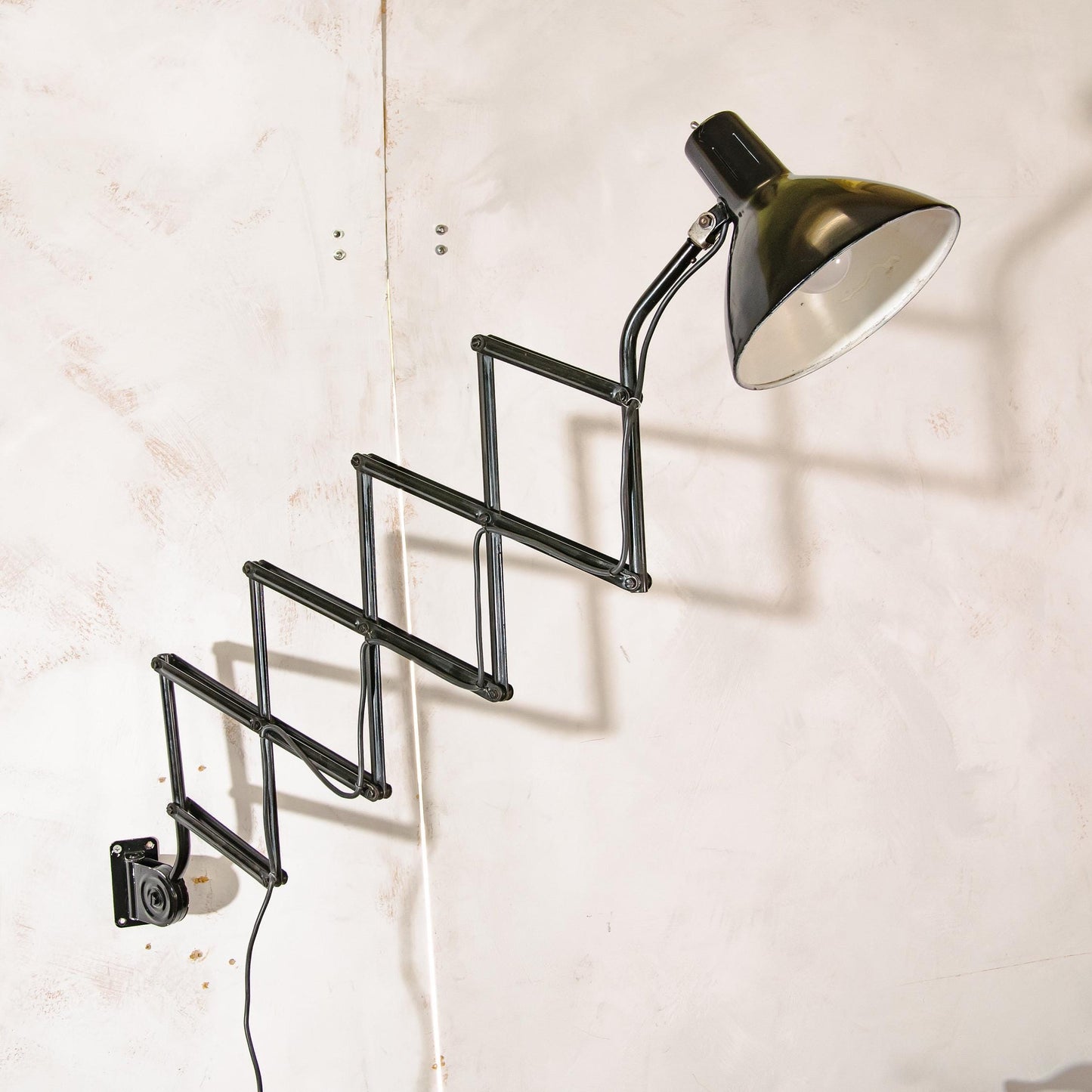 Grote schaarlamp uit de jaren 60 van Hala Zeist, Model 110 Zwarte fabriekslamp, wandmontage harmonicalampen, Bauhaus lampenkap, accordeon wandlamp