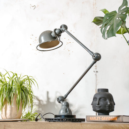 Franse Jieldé Werkplaatslamp 2 Arm Jaren 50, Fabrieksstijl Articulerende Jielde Tafellamp, Grijze Industriële Kantoor Bureaulamp, Rustieke inrichting