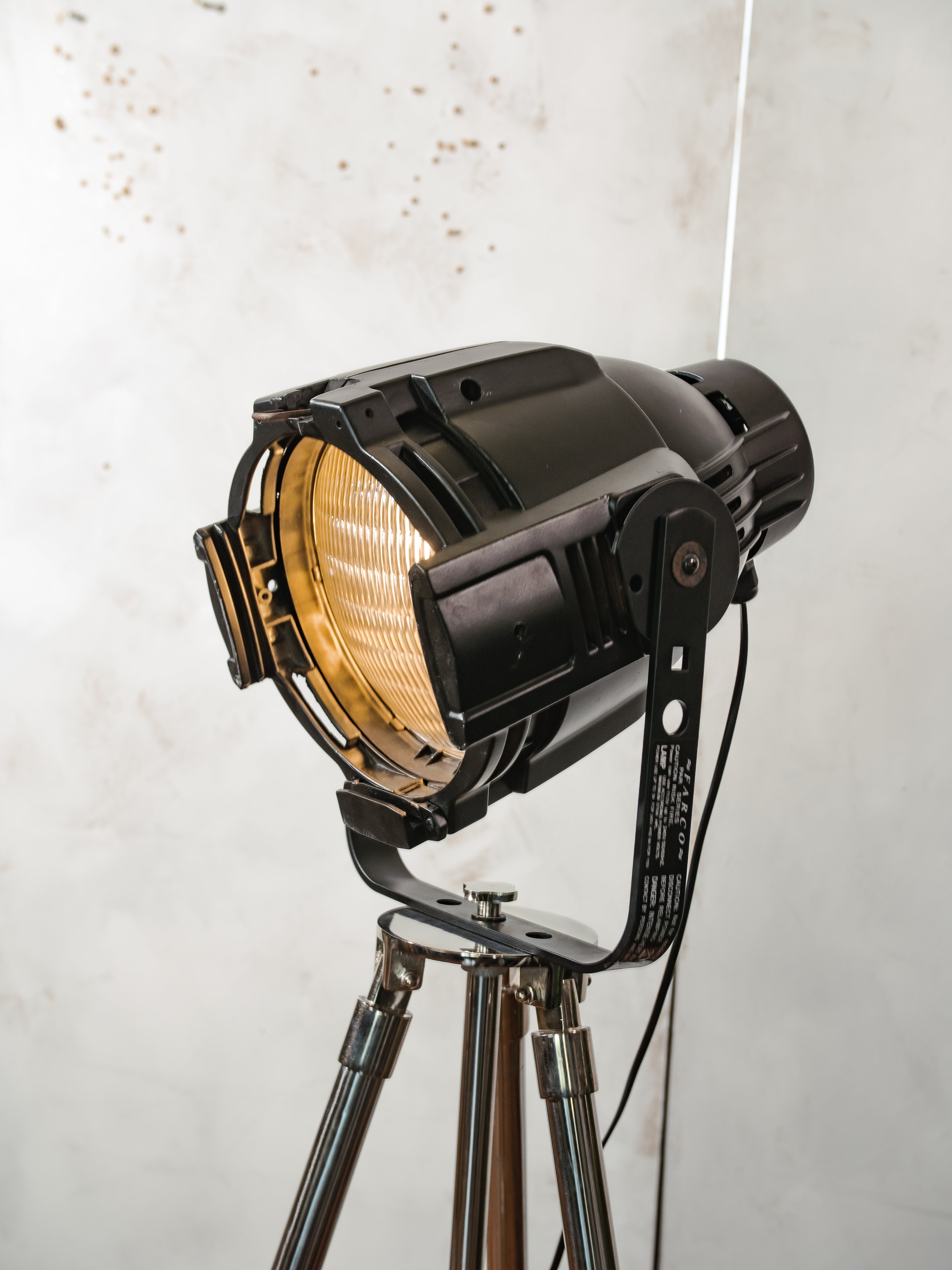 Zwarte Stage light vloerlamp vintage | The Aliën Studio Spot | Spot op gepolijst chromen statief | Moderne industriële verlichting