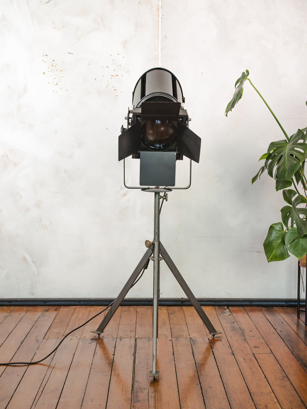 Industrial Theater Floor lamp 1950s A.E. Cremer Paris Film Projector on Adjustable Tripod, Original Barndoors, French Antique Spotlight