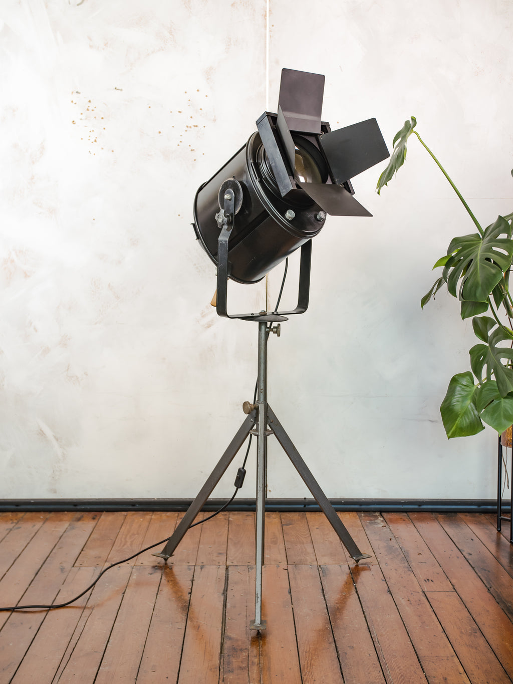 Industrial Theater Floor lamp 1950s A.E. Cremer Paris Film Projector on Adjustable Tripod, Original Barndoors, French Antique Spotlight