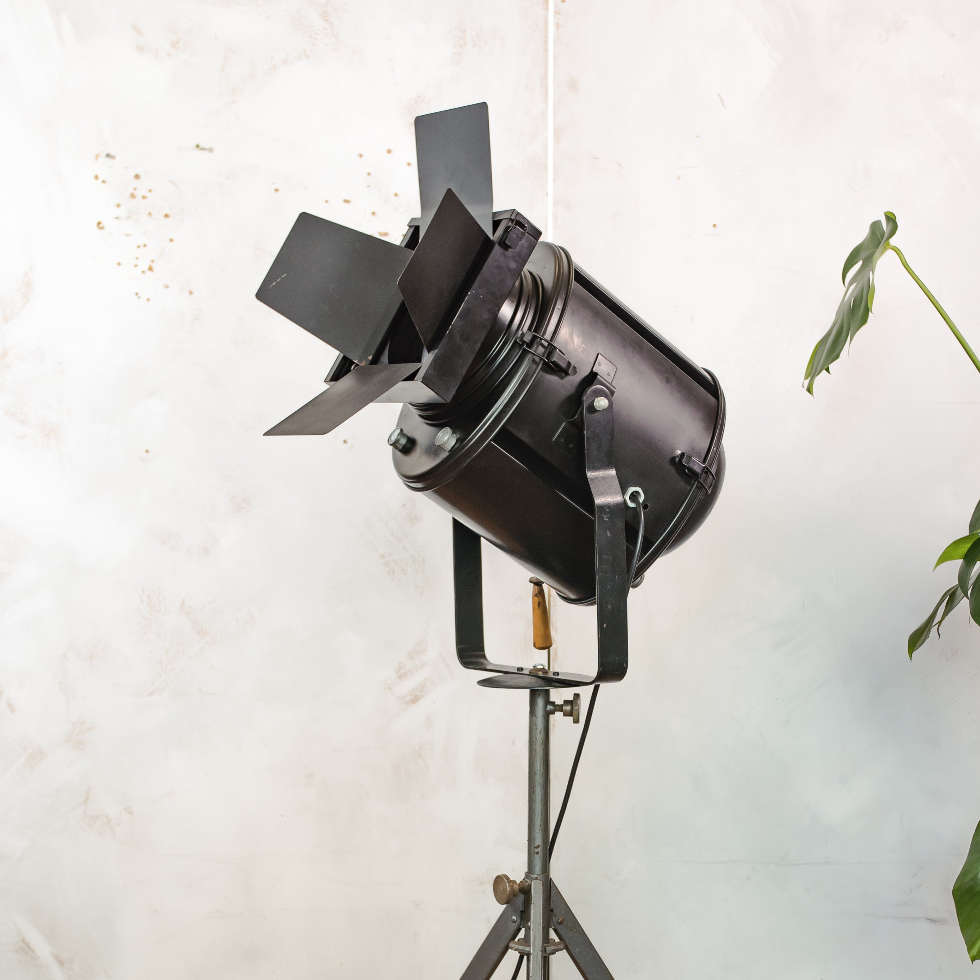 Industrial Theater Floor lamp 1950s A.E. Cremer Paris Film Projector on Adjustable Tripod, Original Barndoors, French Antique Spotlight