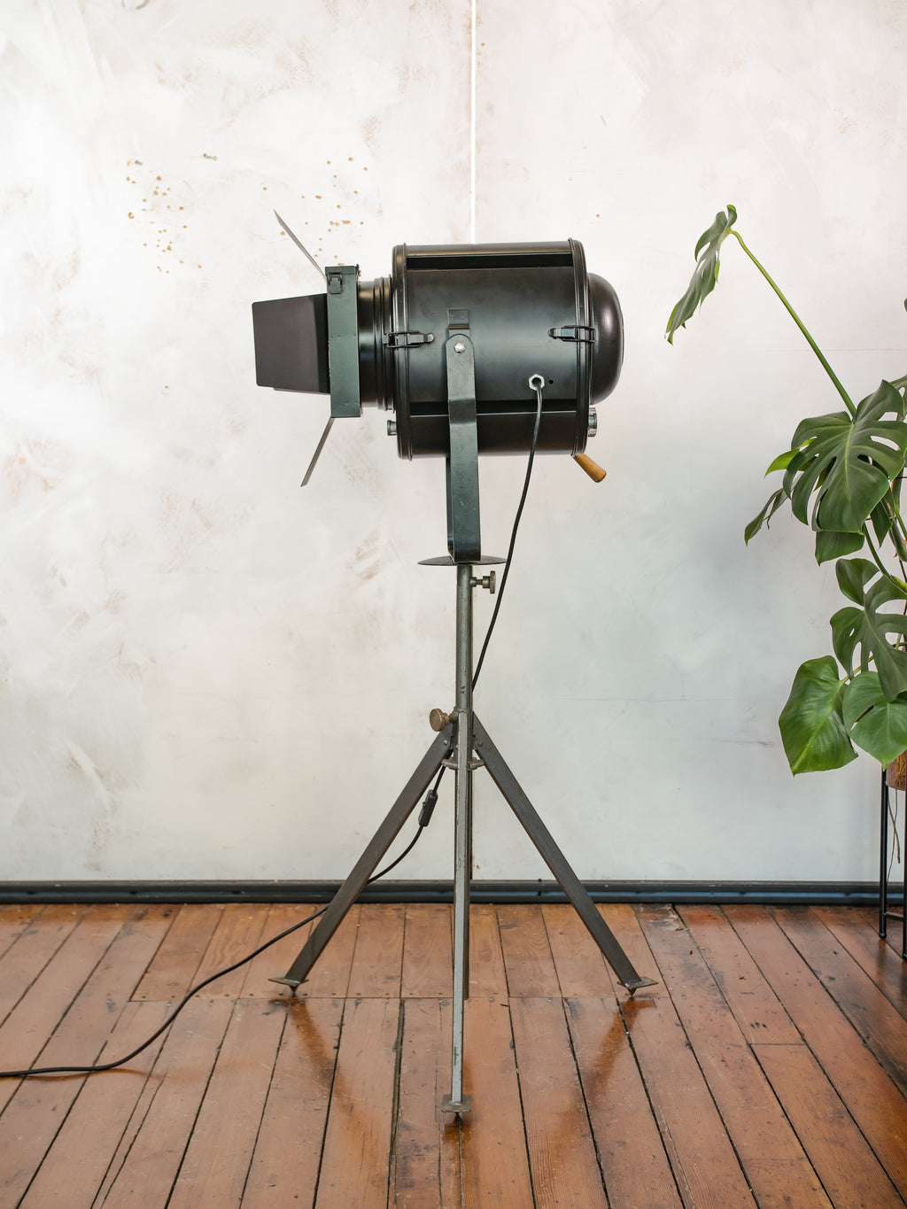 Industrial Theater Floor lamp 1950s A.E. Cremer Paris Film Projector on Adjustable Tripod, Original Barndoors, French Antique Spotlight