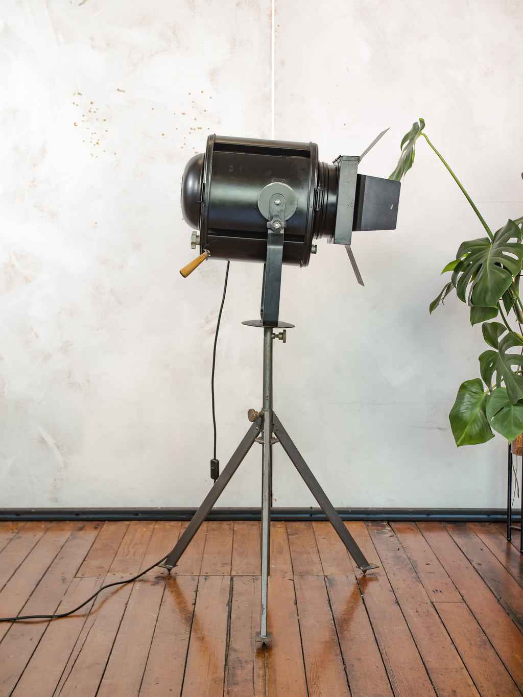Industrial Theater Floor lamp 1950s A.E. Cremer Paris Film Projector on Adjustable Tripod, Original Barndoors, French Antique Spotlight