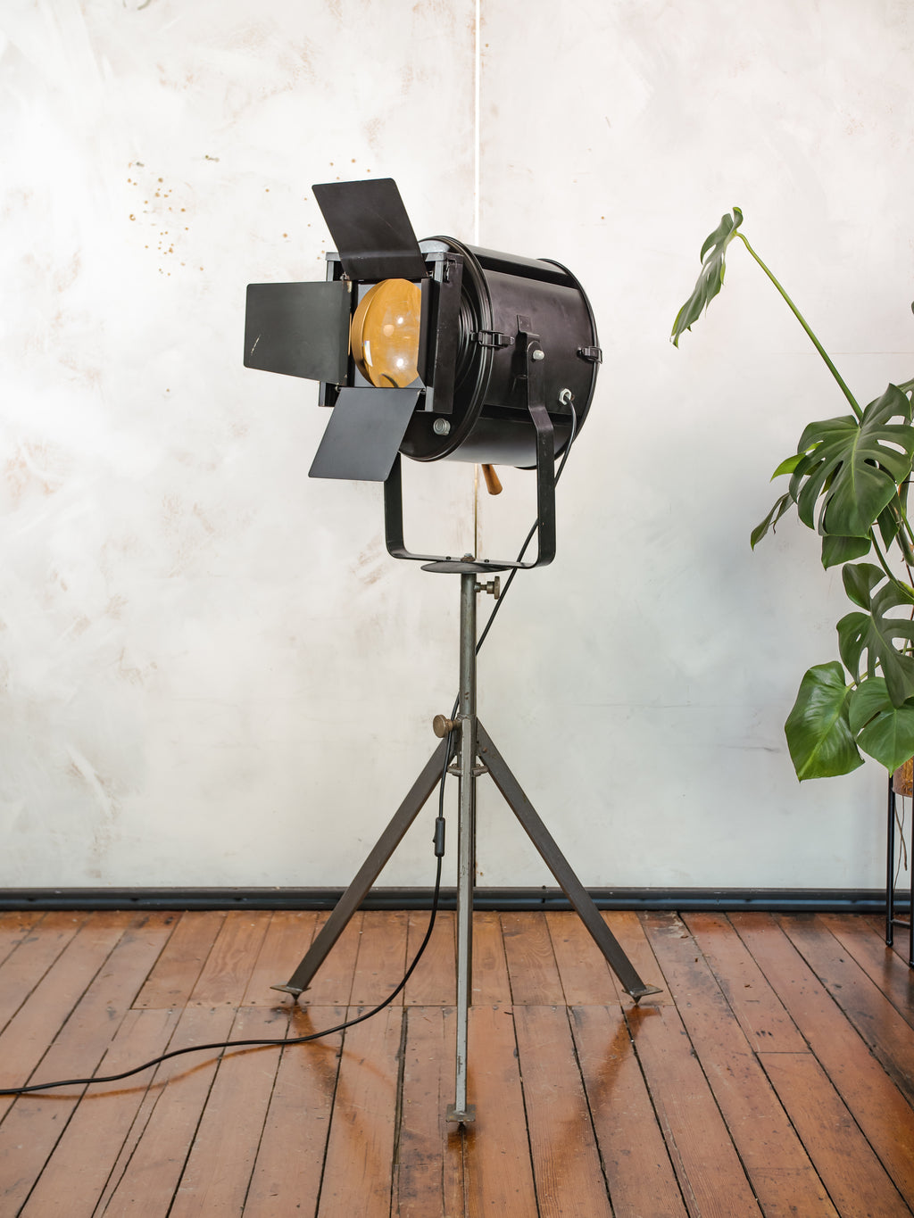 Industrial Theater Floor lamp 1950s A.E. Cremer Paris Film Projector on Adjustable Tripod, Original Barndoors, French Antique Spotlight