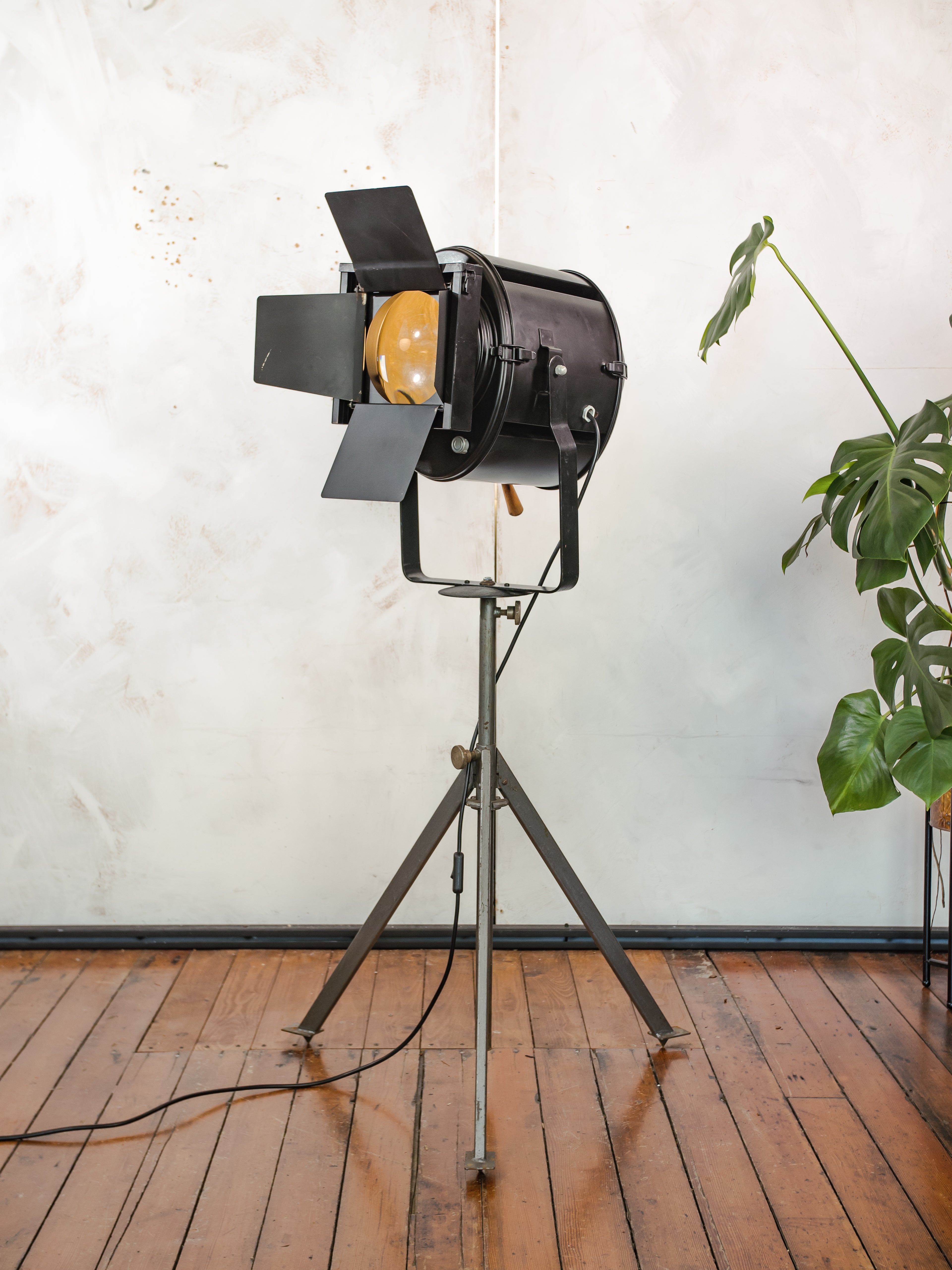 Industrial Theater Floor lamp 1950s A.E. Cremer Paris Film Projector on Adjustable Tripod, Original Barndoors, French Antique Spotlight