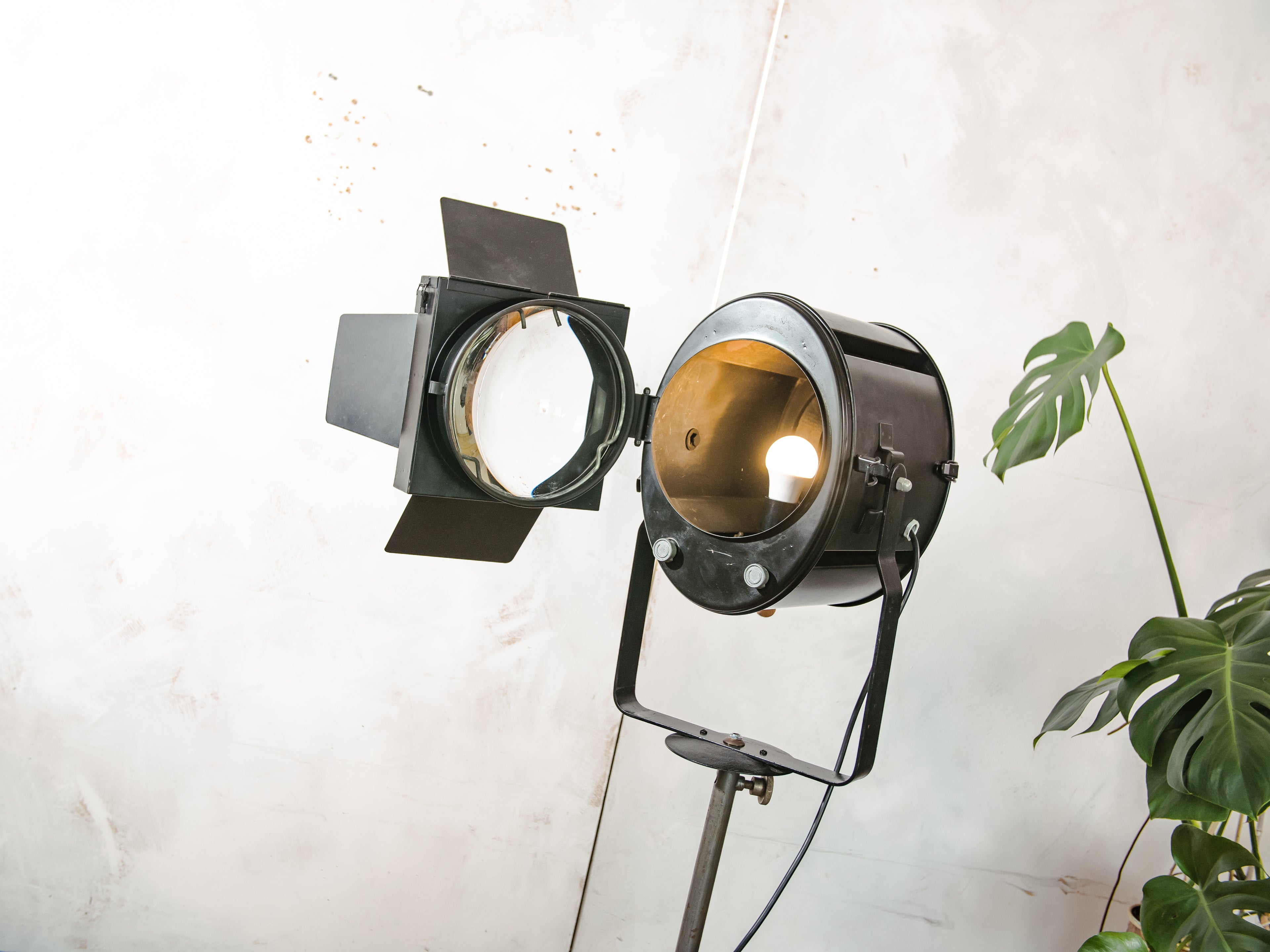 Industrial Theater Floor lamp 1950s A.E. Cremer Paris Film Projector on Adjustable Tripod, Original Barndoors, French Antique Spotlight