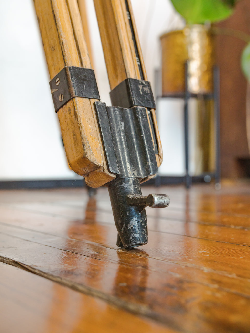 ARRI Wooden Tripod for Arriflex Cameras, detail view 6