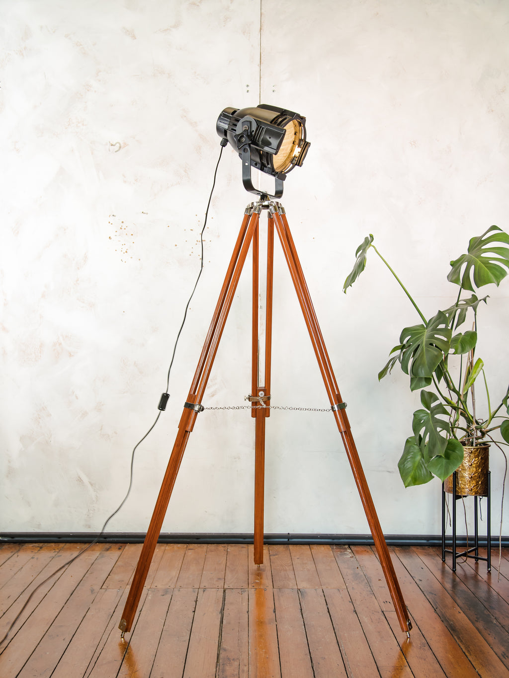 Floorlamp Vintage, Black Theatre Light | The Aliën Spotlight |  Studio Floorlamp | Stagelight on adjustable Wooden Tripod, Floor Spot light
