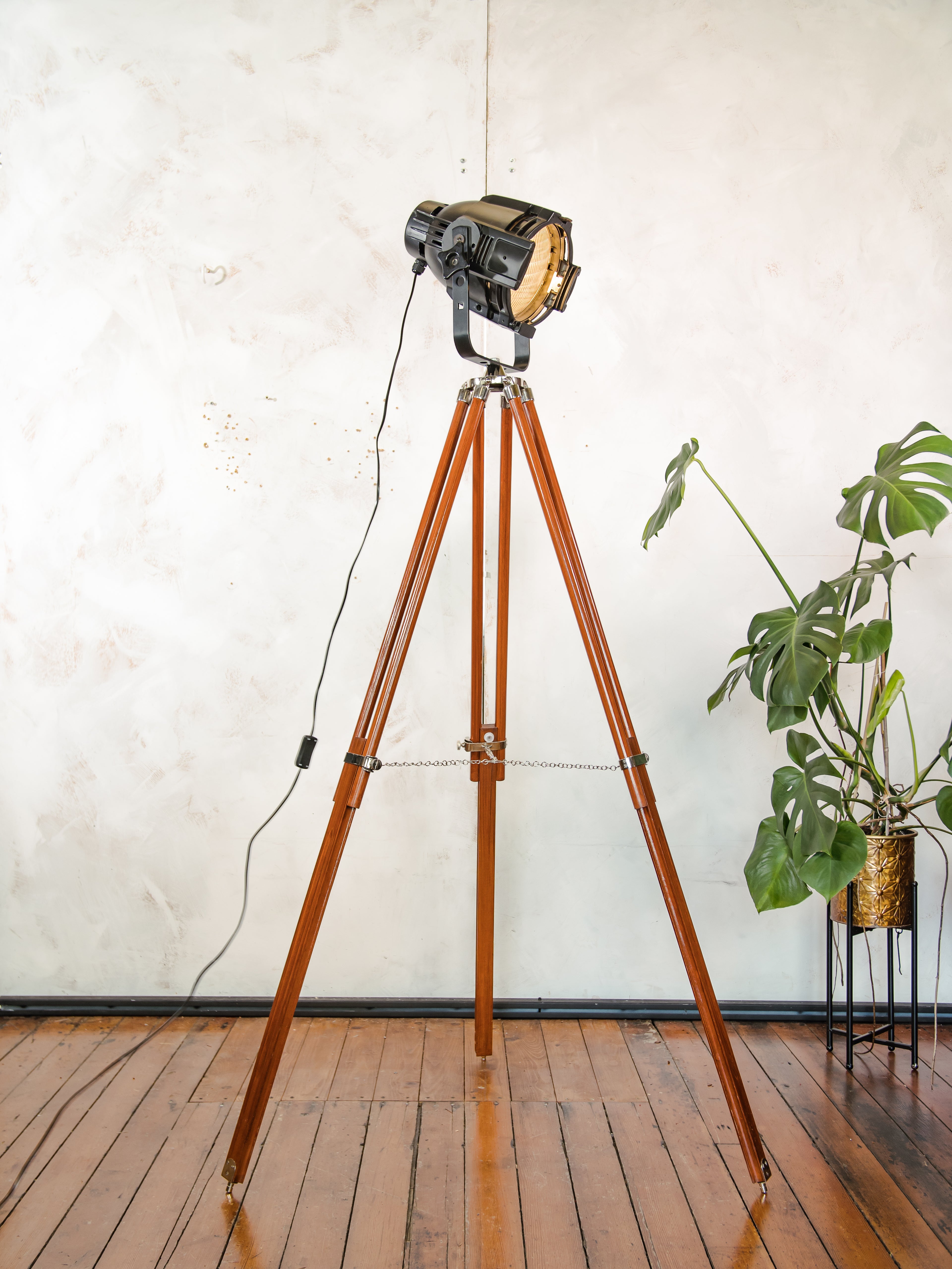 Floorlamp Vintage, Black Theatre Light | The Aliën Spotlight |  Studio Floorlamp | Stagelight on adjustable Wooden Tripod, Floor Spot light