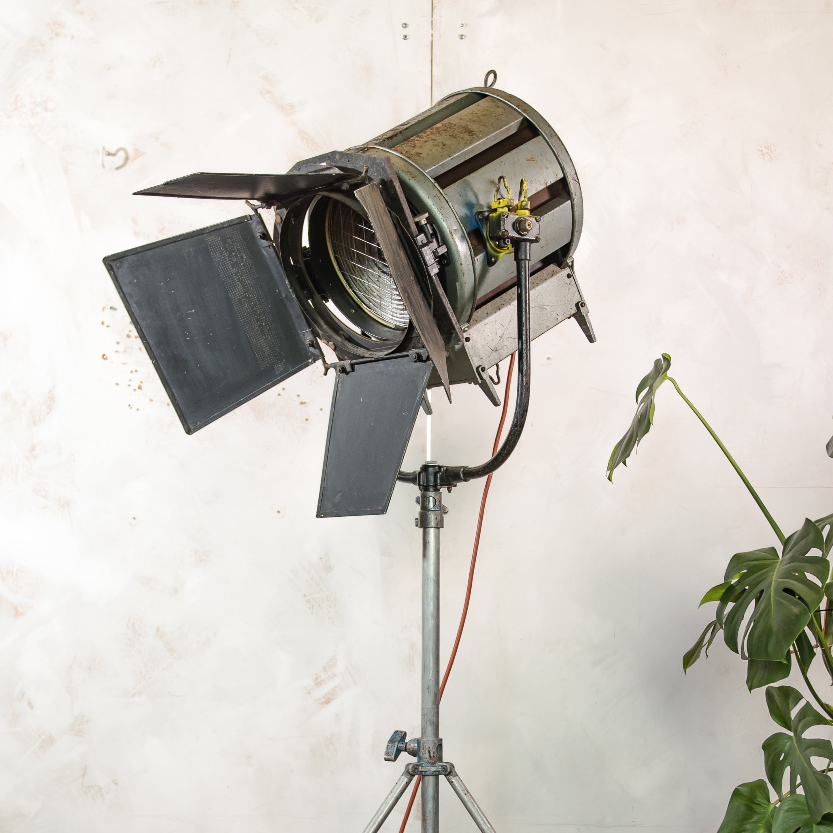 Vintage Berkey Italia 2KW Film Spotlight Staande Lamp, Industriële Loft Decor, Verstelbaar Statief, Theaterlamp met Barndoors & Fresnel Lens