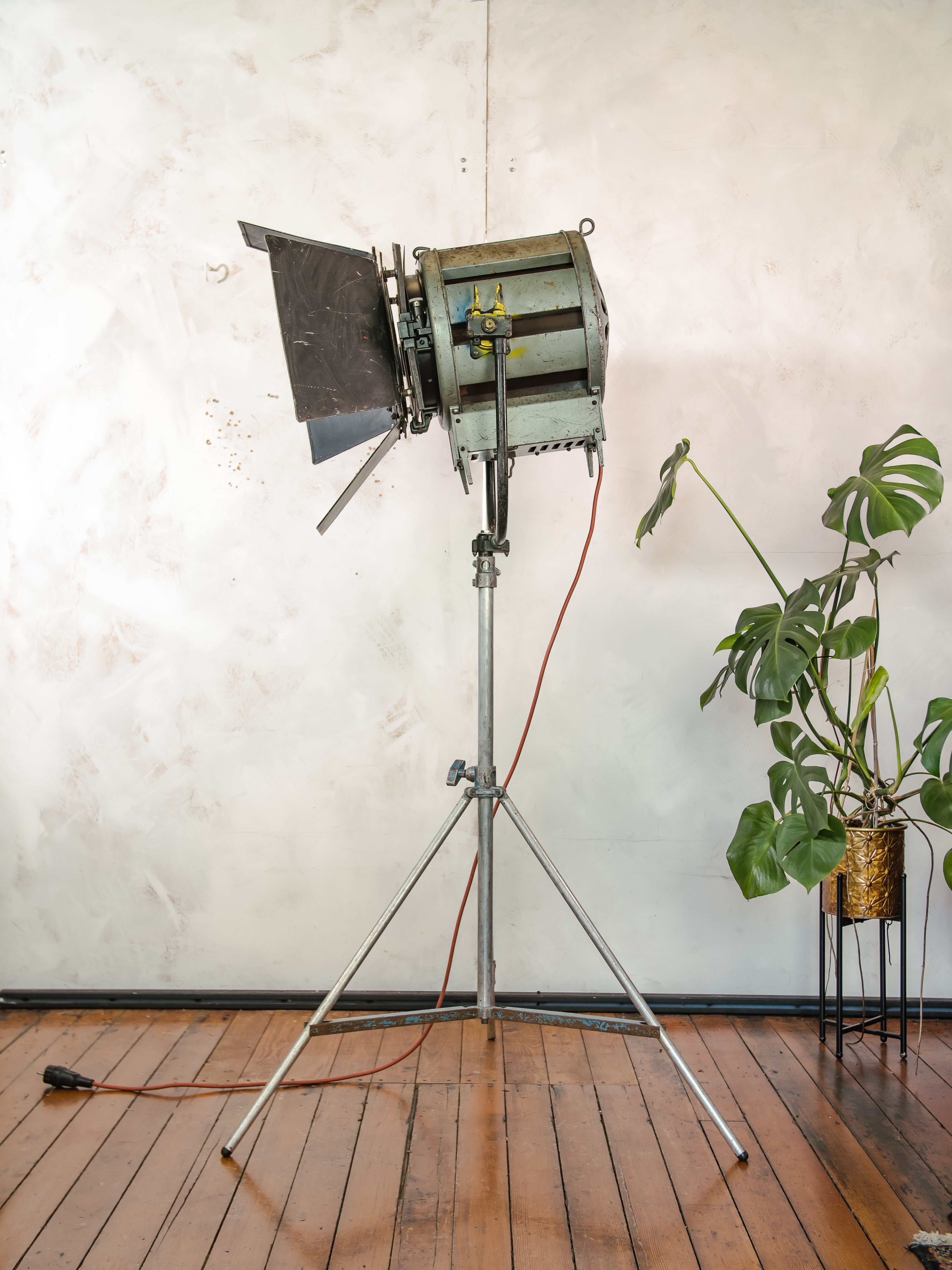 Vintage Berkey Italia 2KW Film Spotlight Staande Lamp, Industriële Loft Decor, Verstelbaar Statief, Theaterlamp met Barndoors & Fresnel Lens