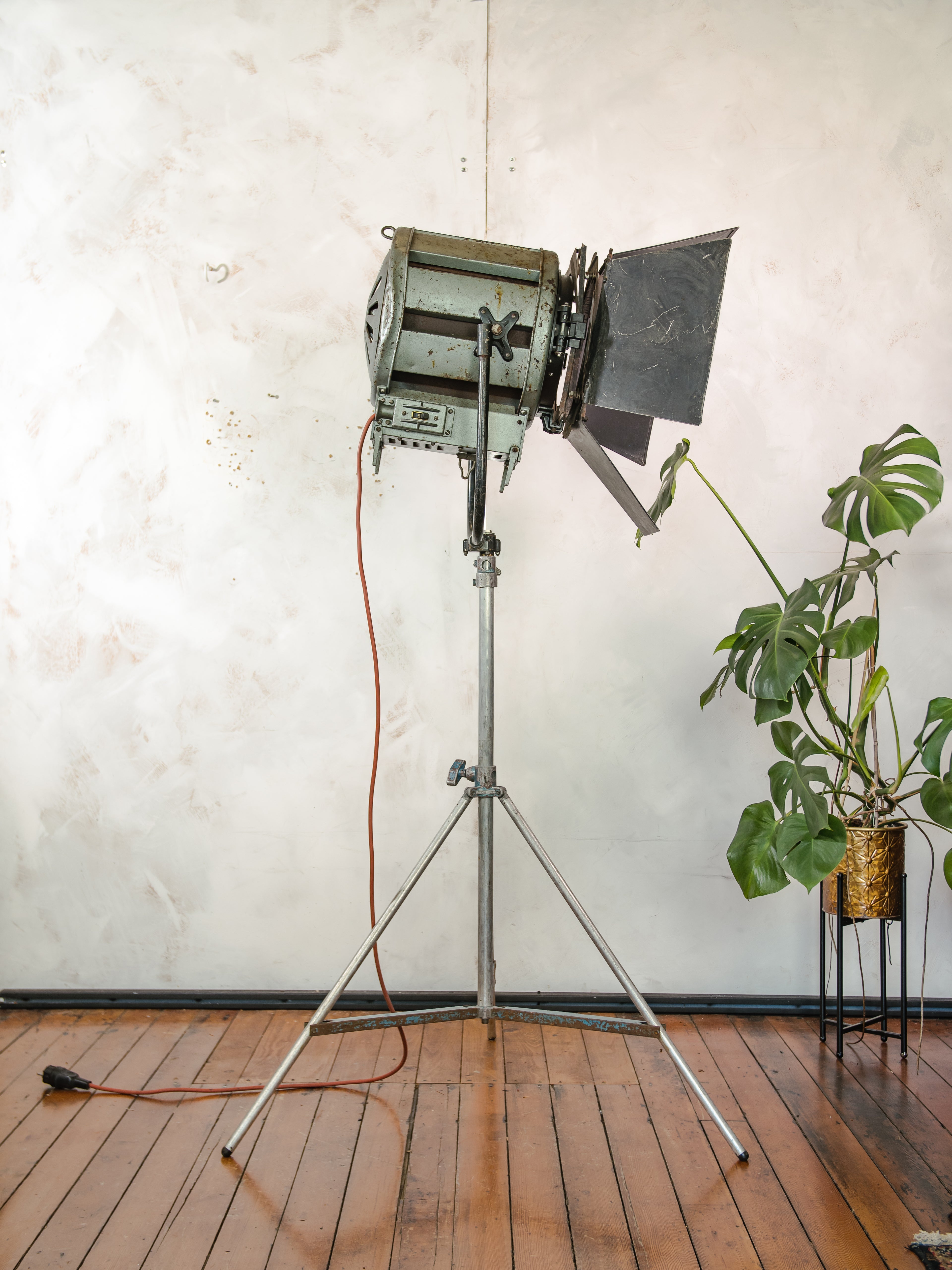 Vintage Berkey Italia 2KW Film Spotlight Staande Lamp, Industriële Loft Decor, Verstelbaar Statief, Theaterlamp met Barndoors & Fresnel Lens