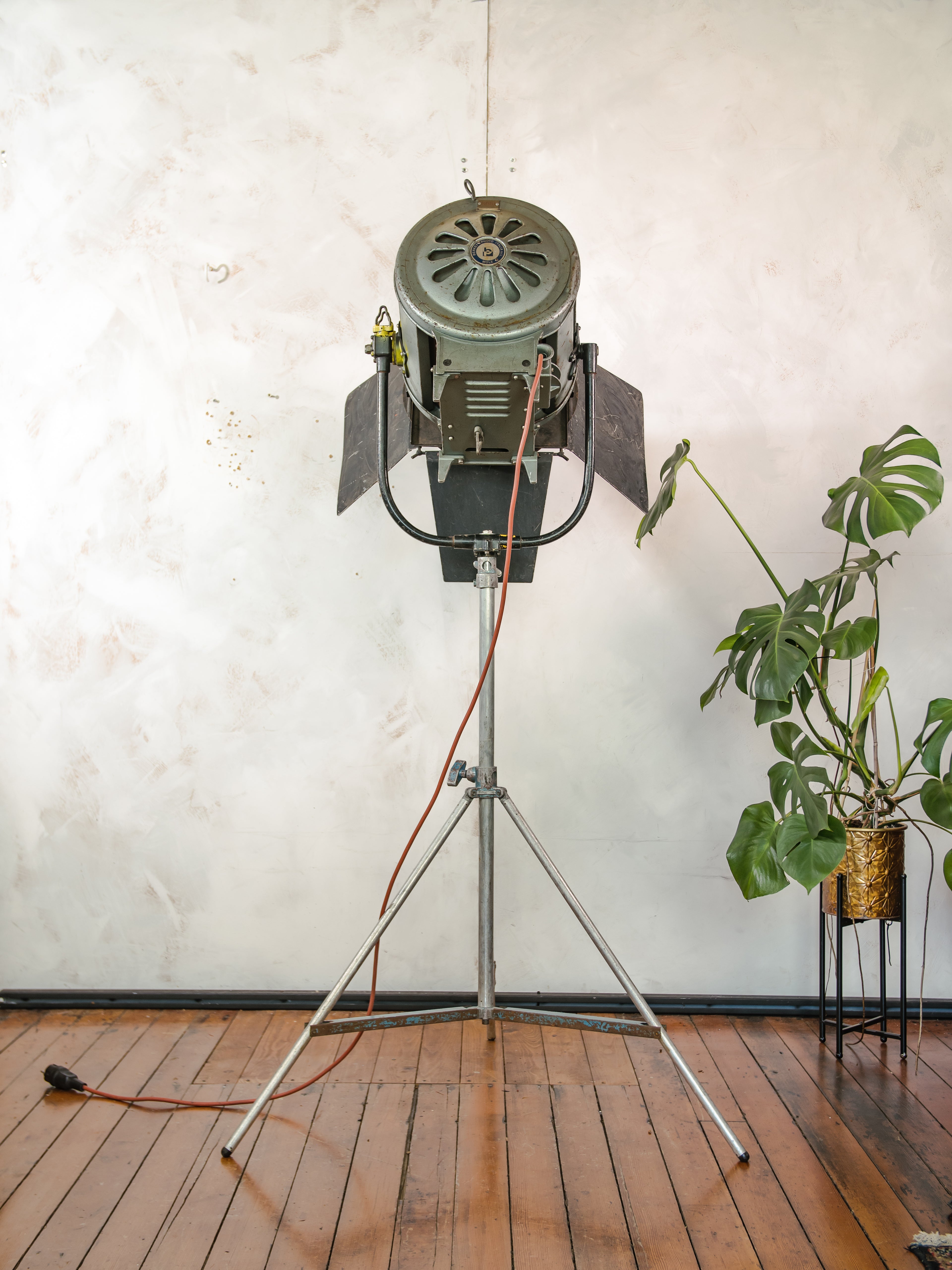 Vintage Berkey Italia 2KW Film Spotlight Staande Lamp, Industriële Loft Decor, Verstelbaar Statief, Theaterlamp met Barndoors & Fresnel Lens