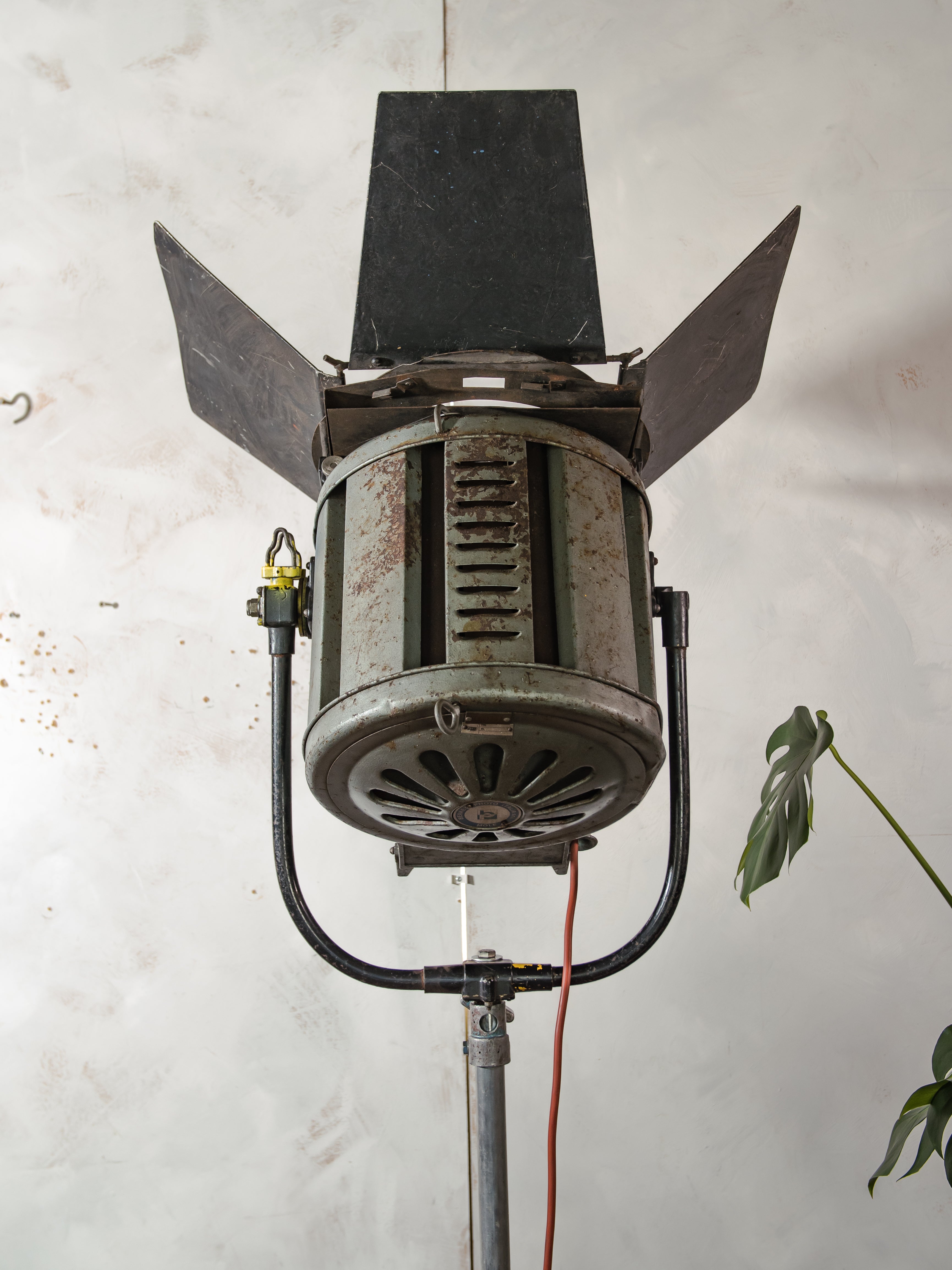 Vintage Berkey Italia 2KW Film Spotlight Staande Lamp, Industriële Loft Decor, Verstelbaar Statief, Theaterlamp met Barndoors & Fresnel Lens