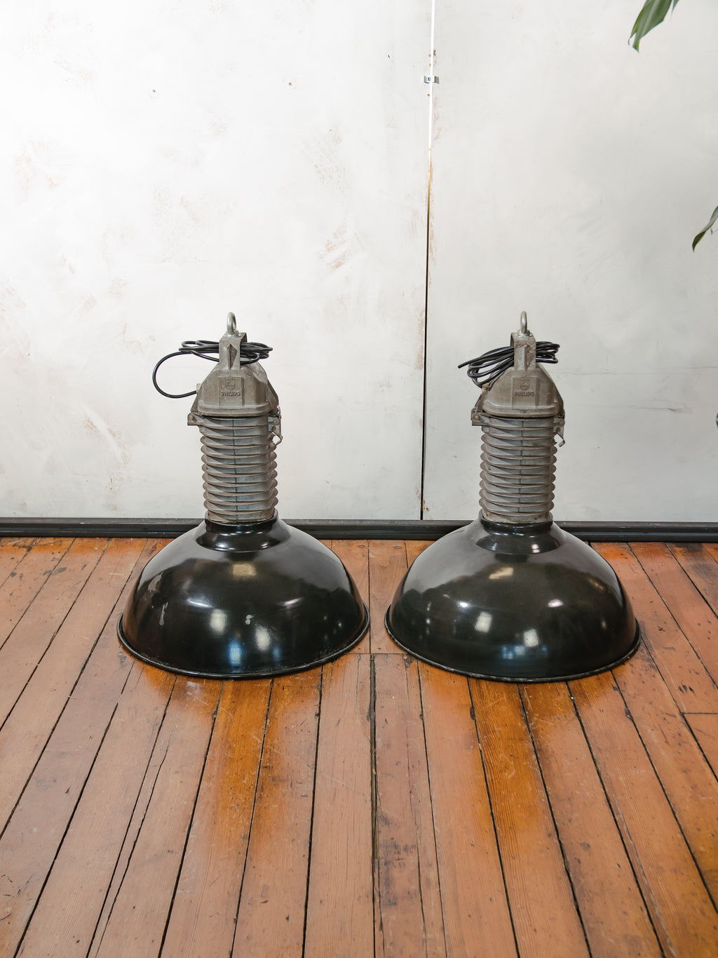 Grote industriële hanglamp uit de jaren 50 van Philips met zwarte emaille kap, geschikt voor werkplaatsen en keukeneilanden, met een roestige patina.