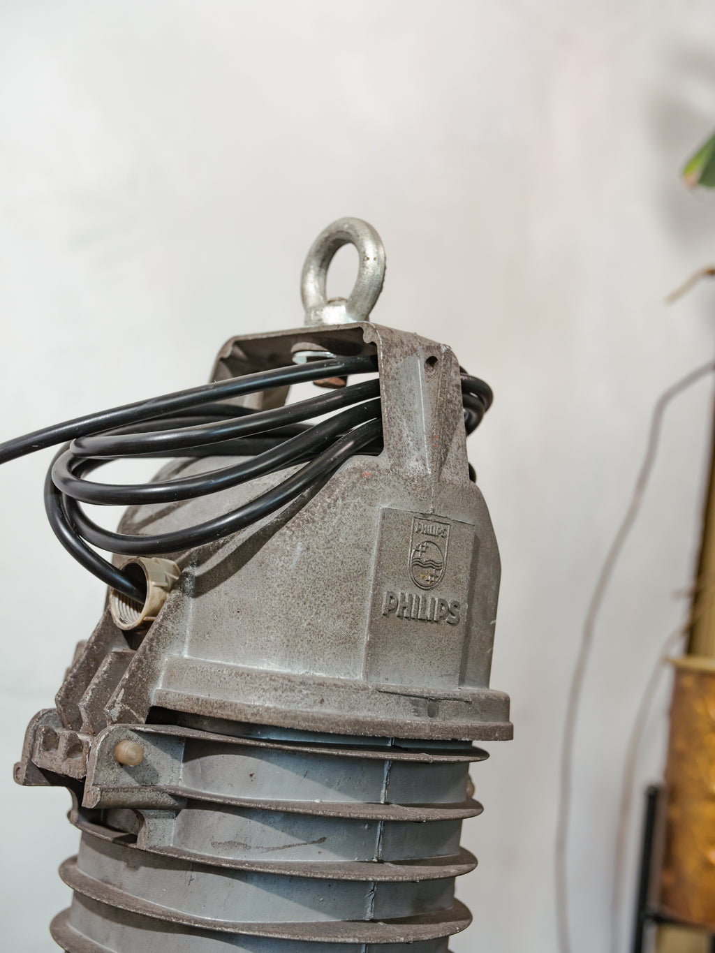 Grote industriële hanglamp uit de jaren 50 van Philips met zwarte emaille kap, geschikt voor werkplaatsen en keukeneilanden, met een roestige patina.