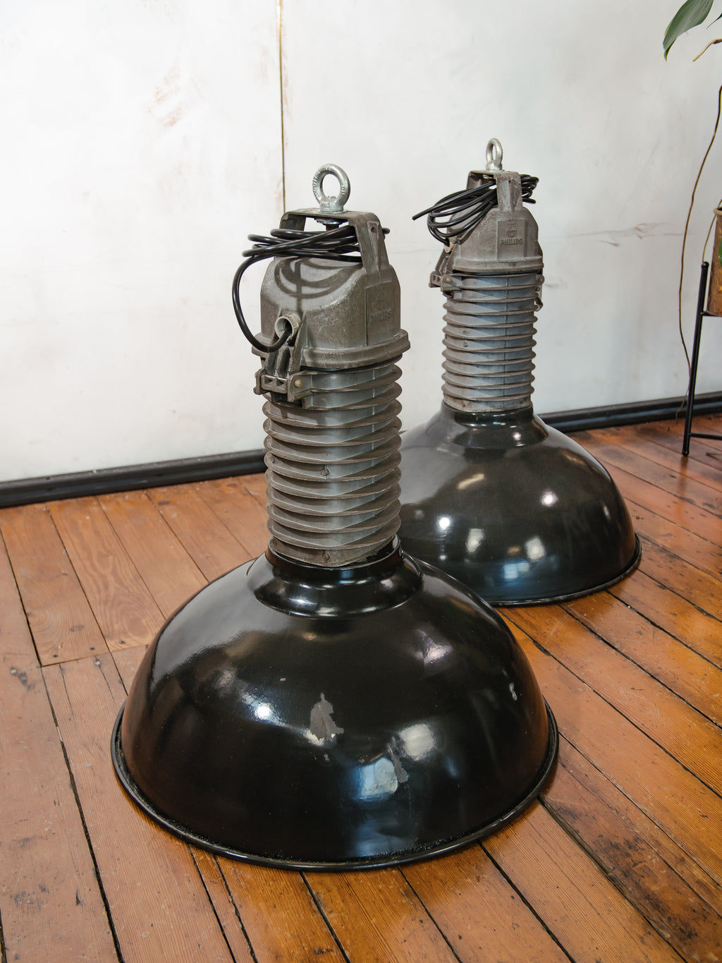 Grote industriële hanglamp uit de jaren 50 van Philips met zwarte emaille kap, geschikt voor werkplaatsen en keukeneilanden, met een roestige patina.