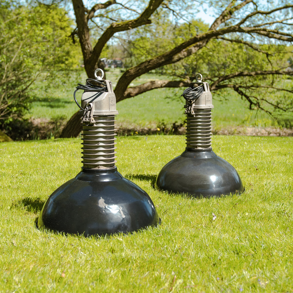 Grote industriële hanglamp uit de jaren 50 van Philips met zwarte emaille kap, geschikt voor werkplaatsen en keukeneilanden, met een roestige patina.