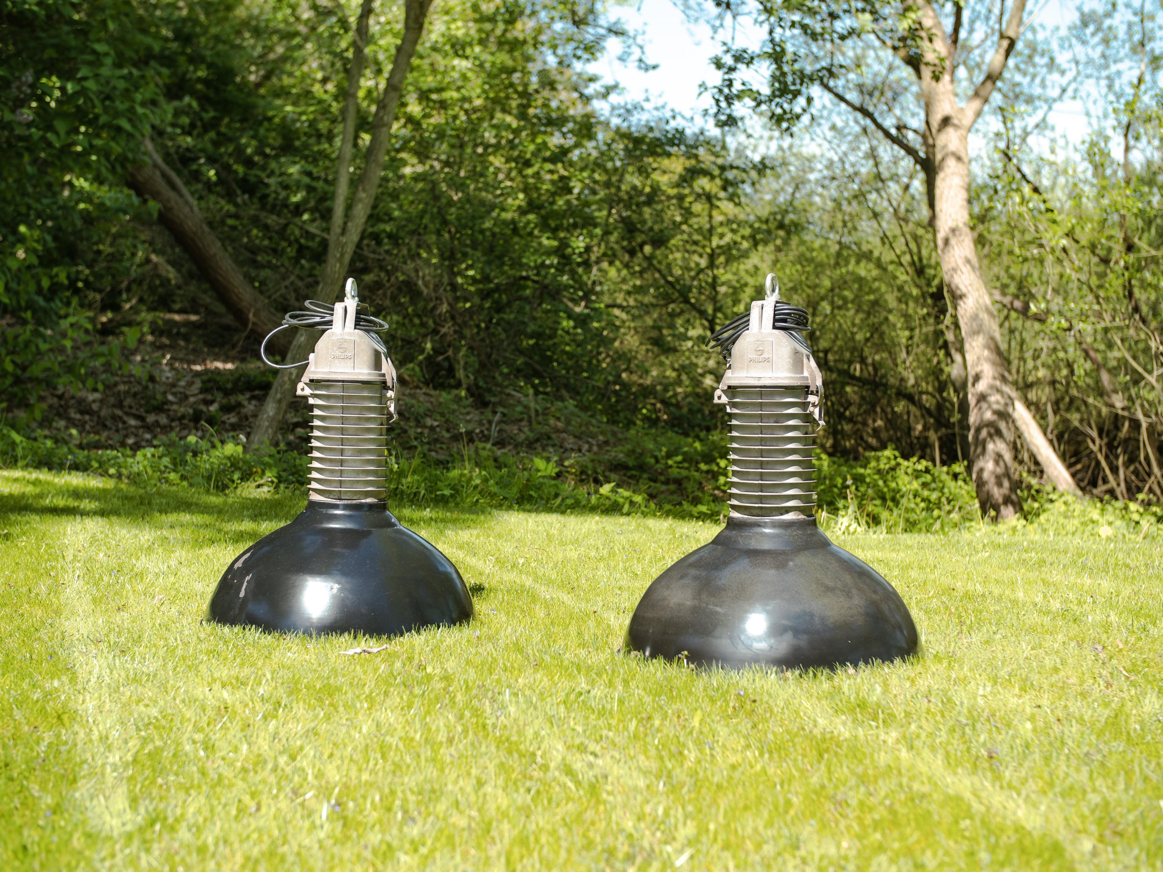 Grote industriële hanglamp uit de jaren 50 van Philips met zwarte emaille kap, geschikt voor werkplaatsen en keukeneilanden, met een roestige patina.