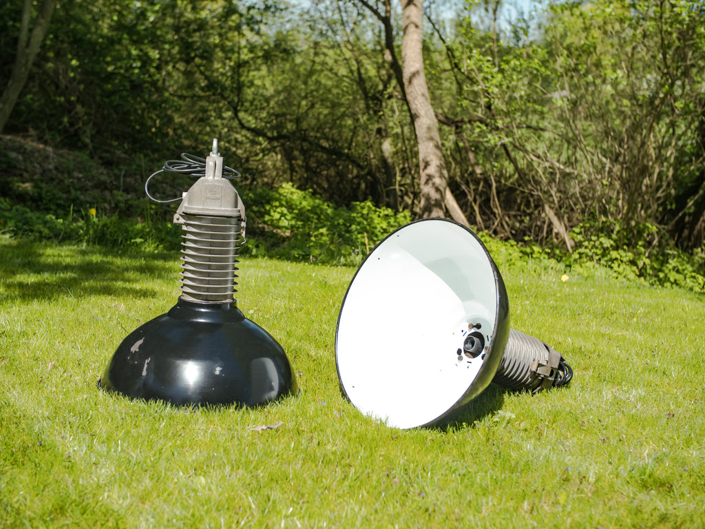 Grote industriële hanglamp uit de jaren 50 van Philips met zwarte emaille kap, geschikt voor werkplaatsen en keukeneilanden, met een roestige patina.