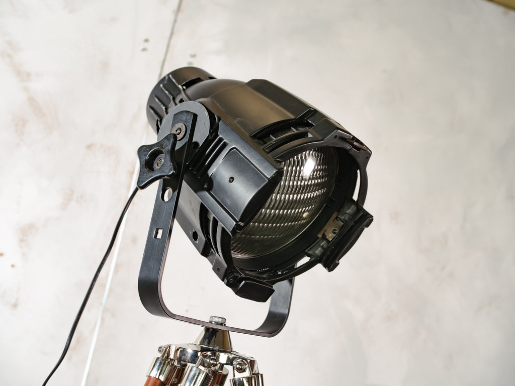 Floorlamp Vintage, Black Theatre Light | The Aliën Spotlight |  Studio Floorlamp | Stagelight on adjustable Wooden Tripod, Floor Spot light