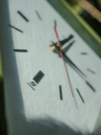 Vintage Seiko dubbelzijdige wandklok, industriële driehoekige tijdmeter van een onderzeeër, gerestaureerde retro groene slaafsklok, Japan uit de jaren 80