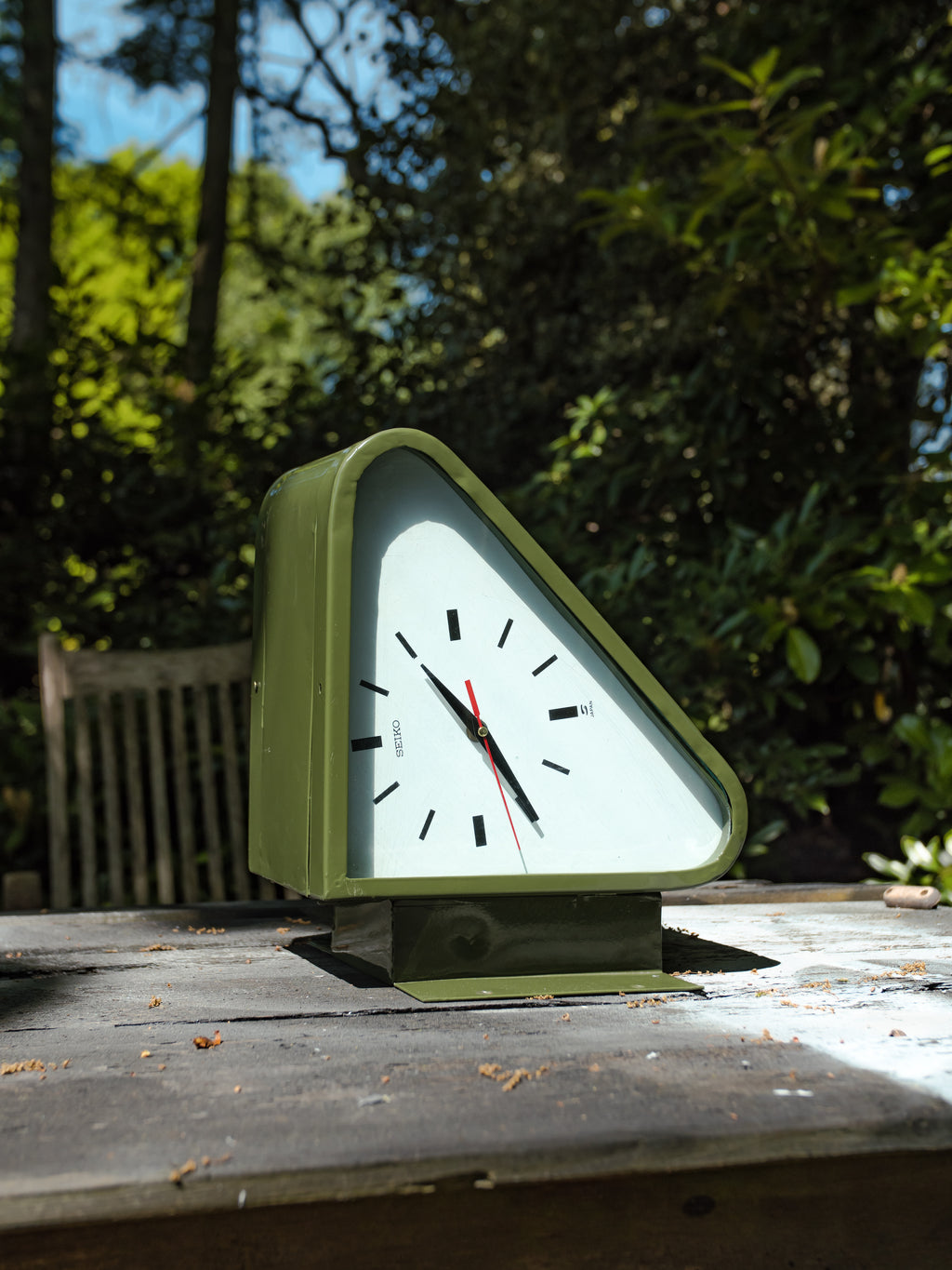 Vintage Seiko dubbelzijdige wandklok, industriële driehoekige tijdmeter van een onderzeeër, gerestaureerde retro groene slaafsklok, Japan uit de jaren 80