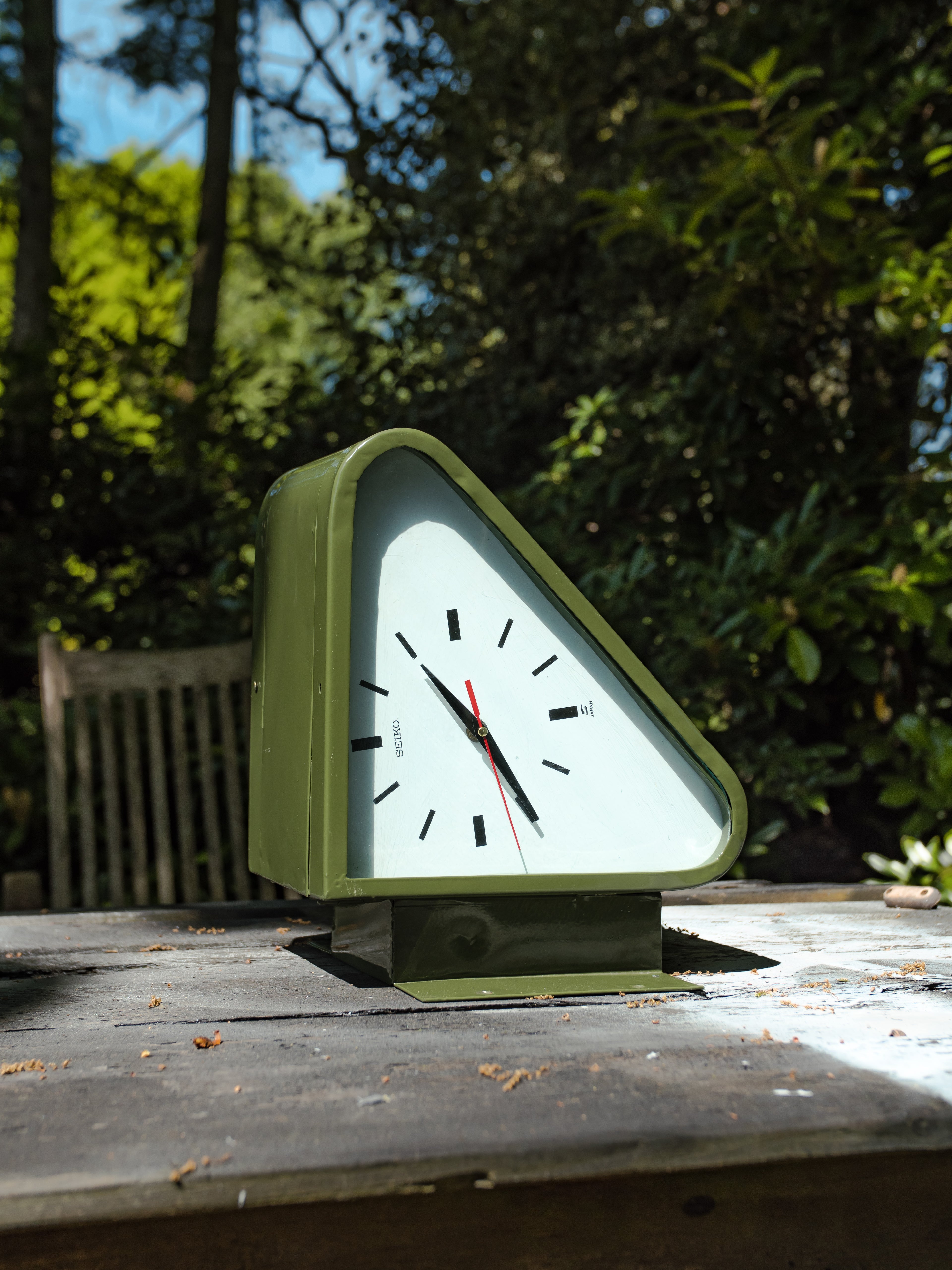 Vintage Seiko dubbelzijdige wandklok, industriële driehoekige tijdmeter van een onderzeeër, gerestaureerde retro groene slaafsklok, Japan uit de jaren 80