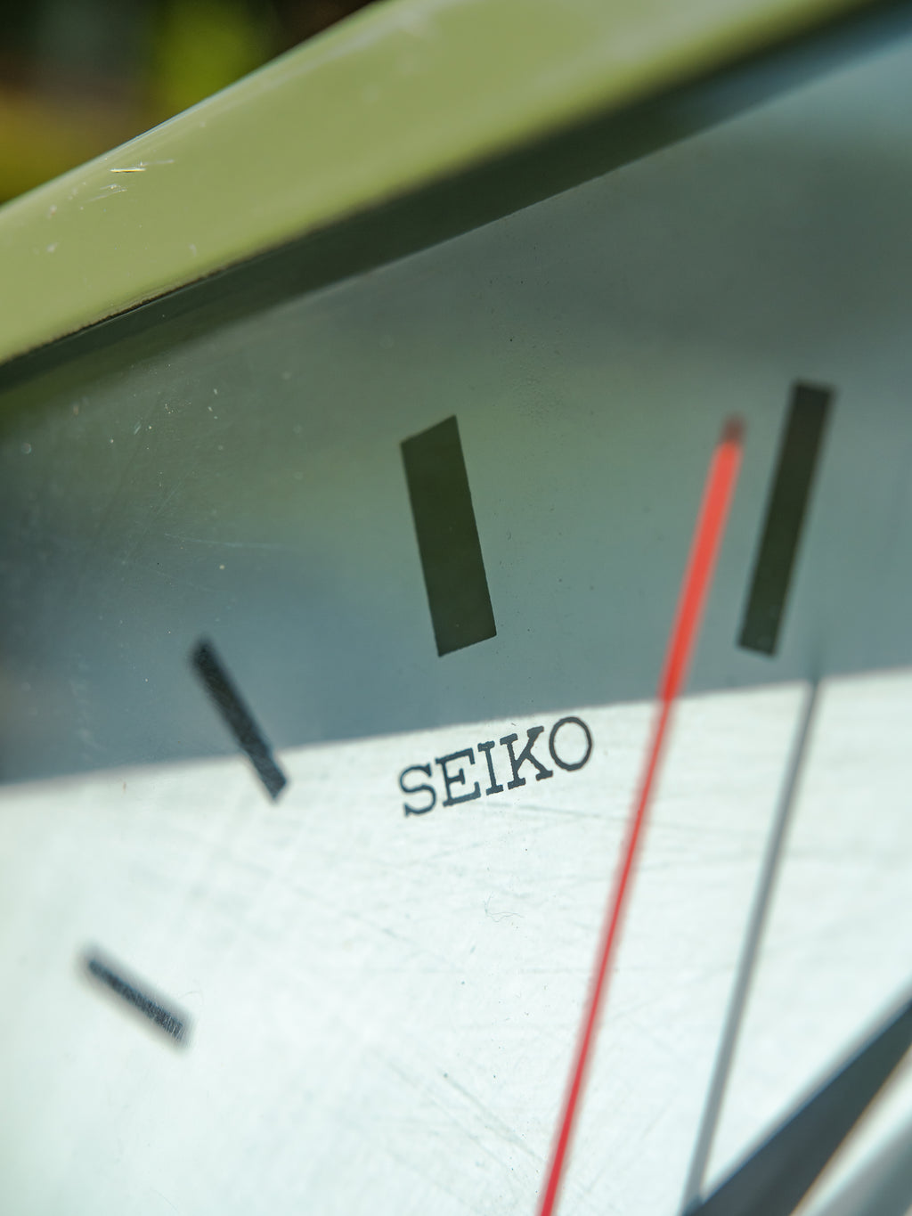 Vintage Seiko dubbelzijdige wandklok, industriële driehoekige tijdmeter van een onderzeeër, gerestaureerde retro groene slaafsklok, Japan uit de jaren 80