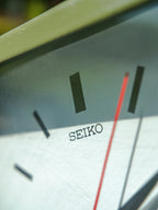 Vintage Seiko dubbelzijdige wandklok, industriële driehoekige tijdmeter van een onderzeeër, gerestaureerde retro groene slaafsklok, Japan uit de jaren 80