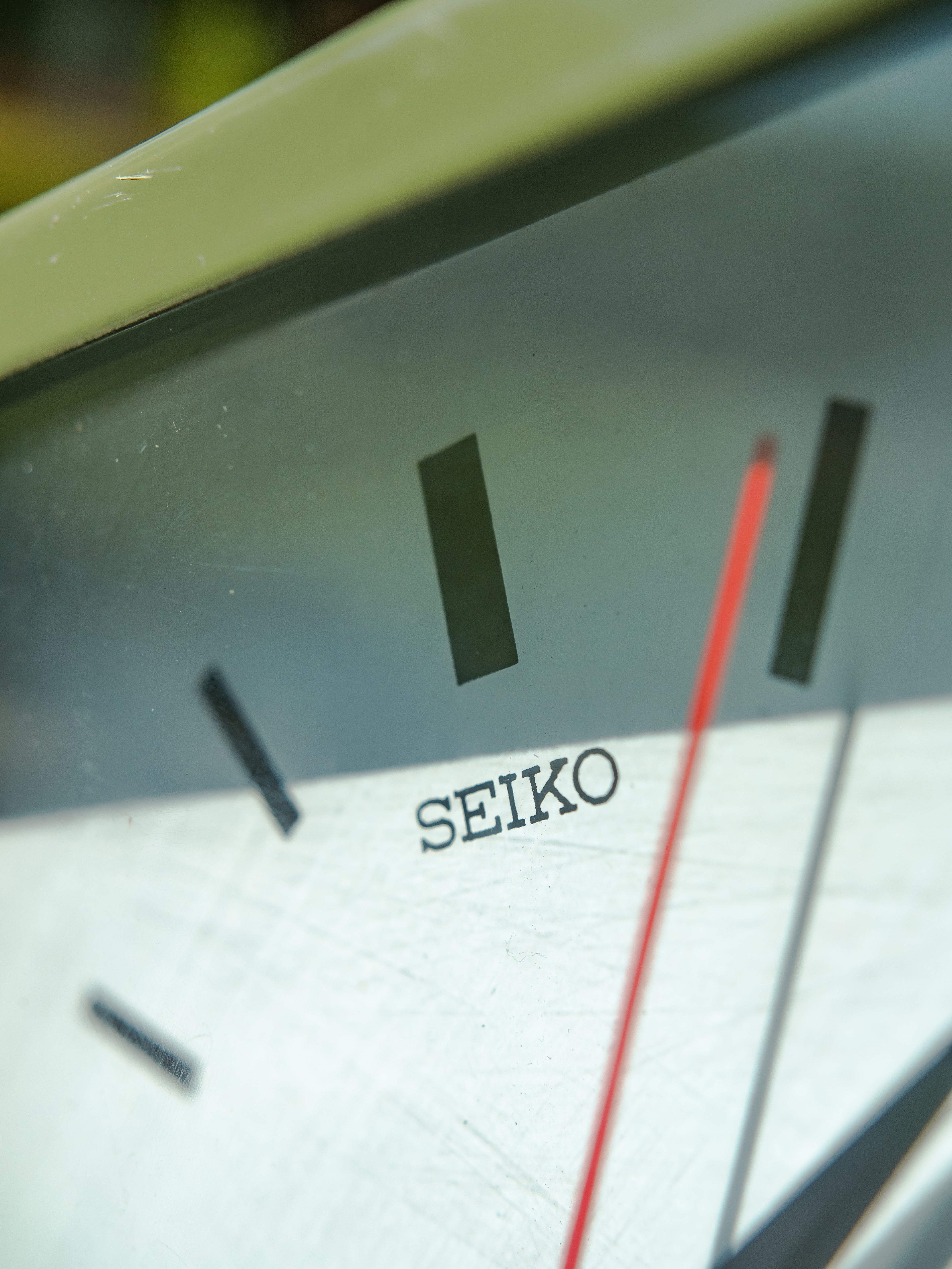 Vintage Seiko dubbelzijdige wandklok, industriële driehoekige tijdmeter van een onderzeeër, gerestaureerde retro groene slaafsklok, Japan uit de jaren 80