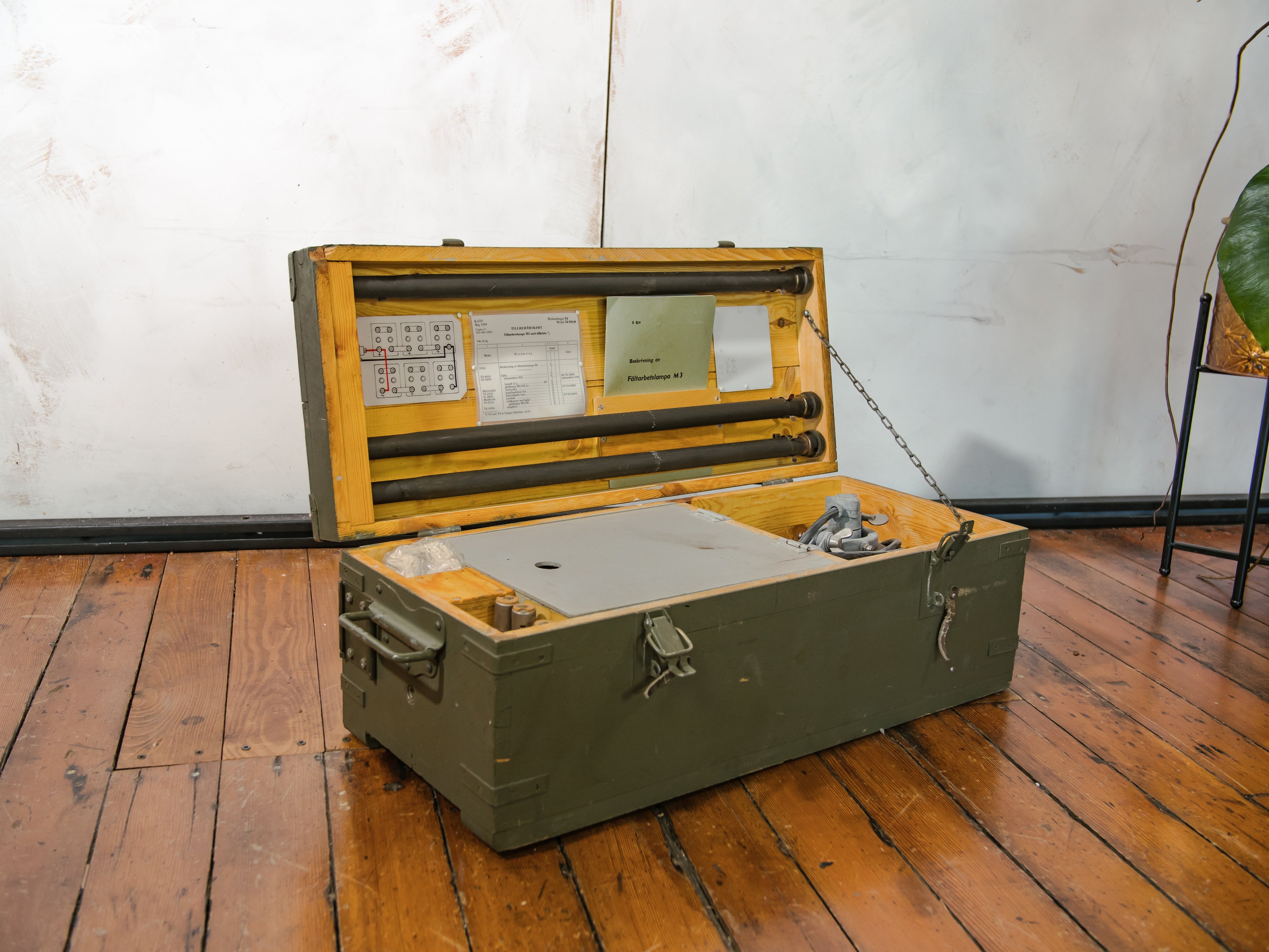 Vintage Zwitserse legerlamp in houten krat, unieke verlichting uit de jaren 50, compleet met boekjes, NIEUWE OUDE VOORRAAD, M3 militaire werklamp