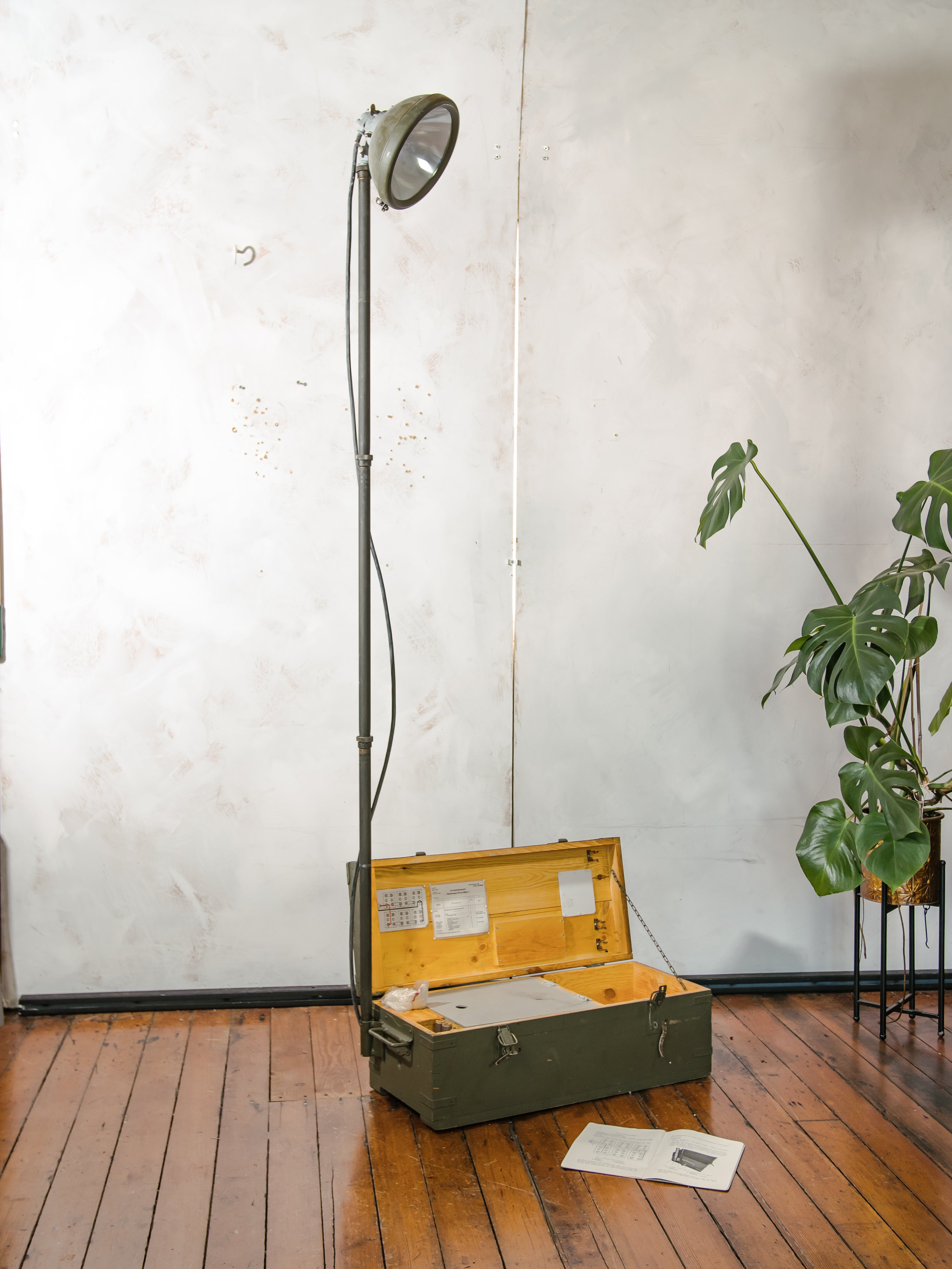 Vintage Zwitserse legerlamp in houten krat, unieke verlichting uit de jaren 50, compleet met boekjes, NIEUWE OUDE VOORRAAD, M3 militaire werklamp