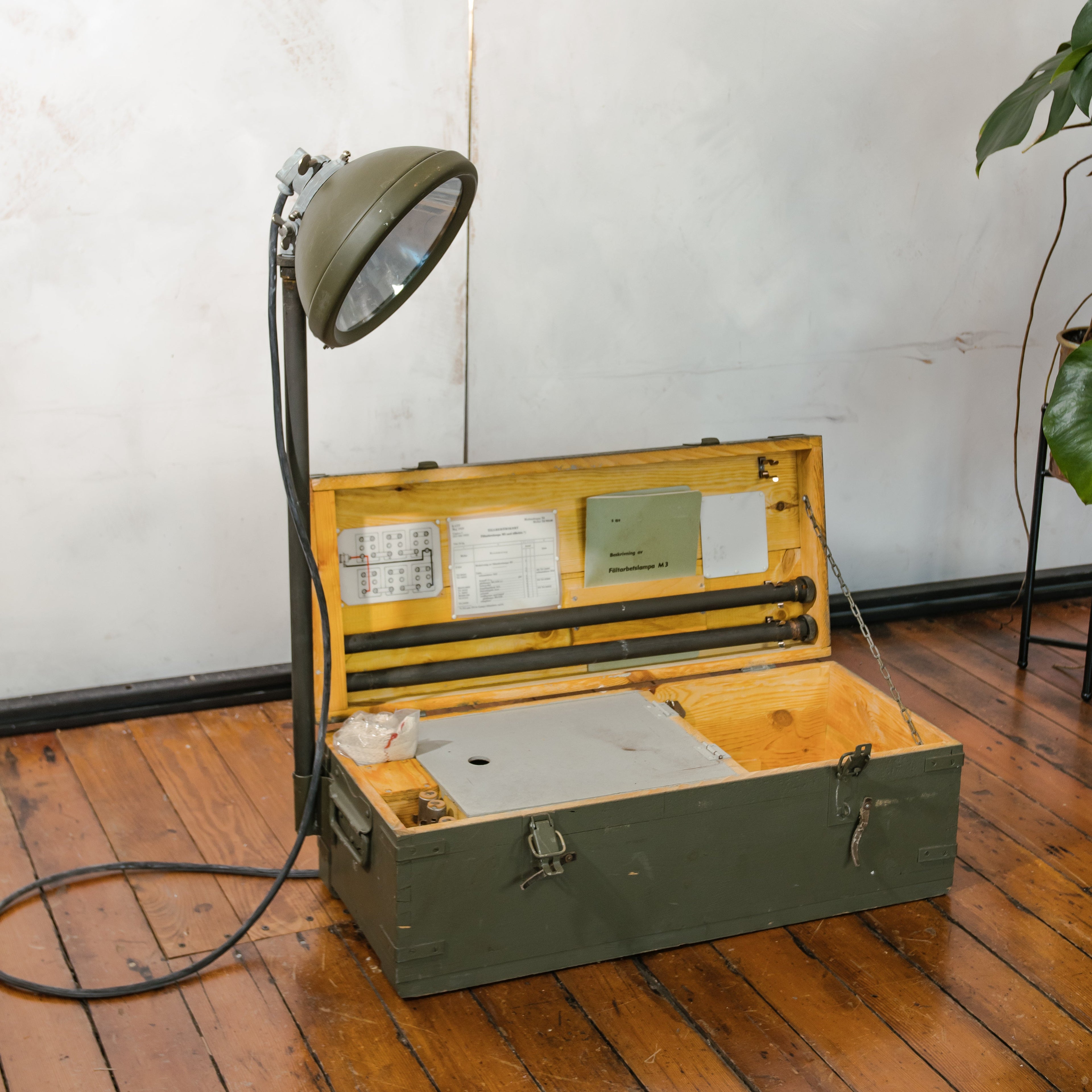 Vintage Zwitserse legerlamp in houten krat, unieke verlichting uit de jaren 50, compleet met boekjes, NIEUWE OUDE VOORRAAD, M3 militaire werklamp