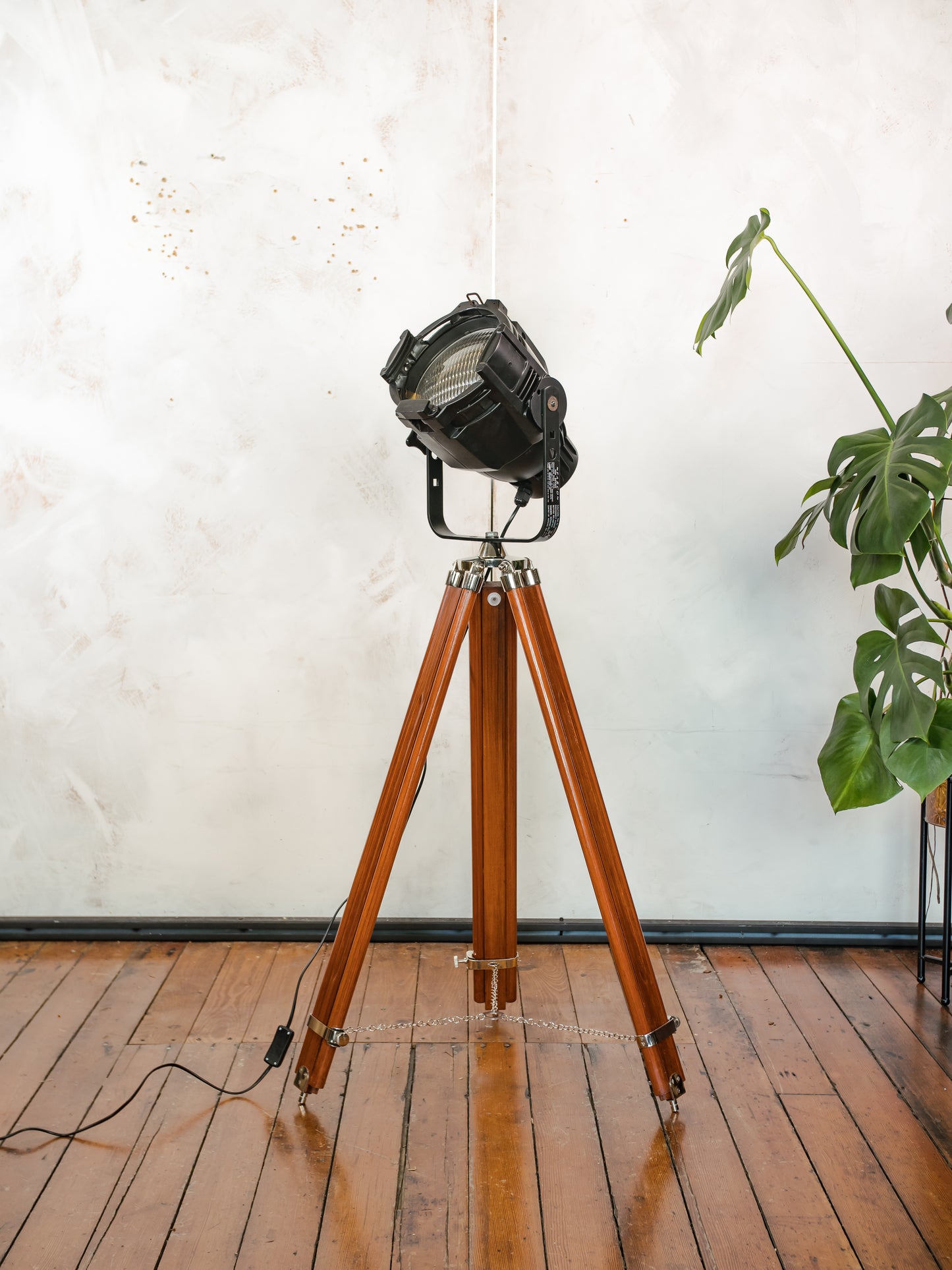 Floorlamp Vintage, Black Theatre Light | The Aliën Spotlight |  Studio Floorlamp | Stagelight on adjustable Wooden Tripod, Floor Spot light